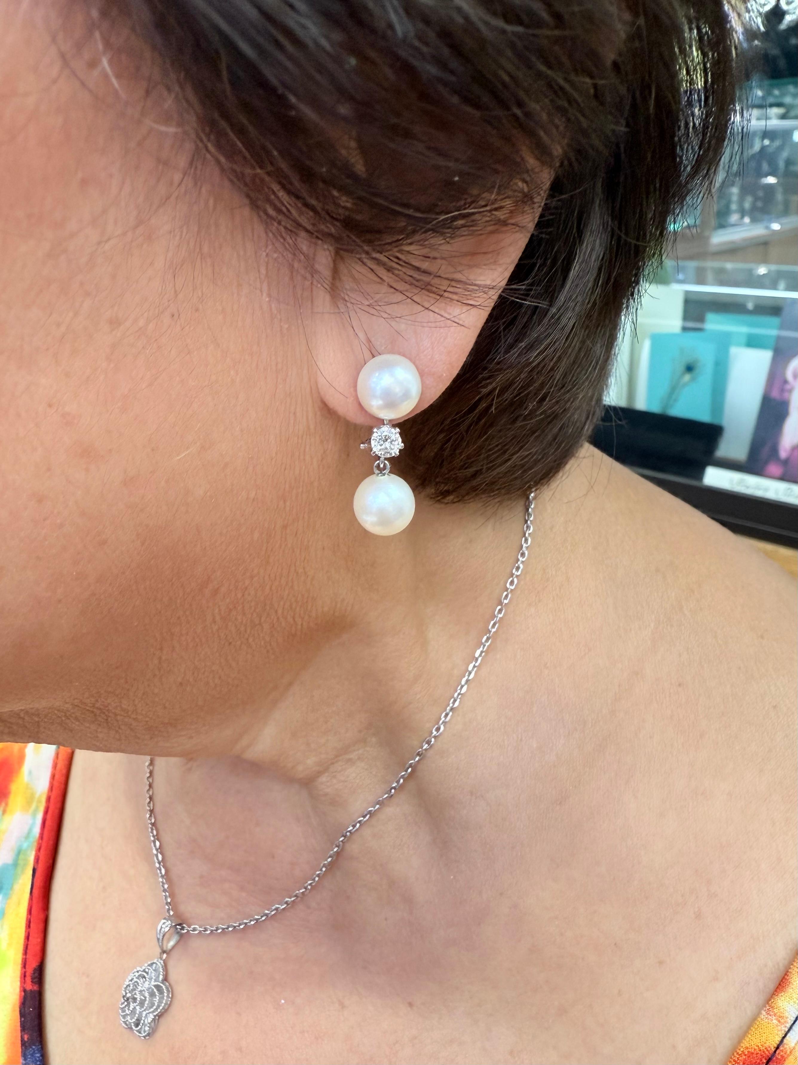 
Boucles d'oreilles des années 1950 en or blanc 14k avec perles et diamants.

Les boucles d'oreilles en or blanc 14k avec gouttes de perles et diamants ont été fabriquées dans les années 1950.  Des perles d'Akoya d'environ 8,5 mm chacune sont