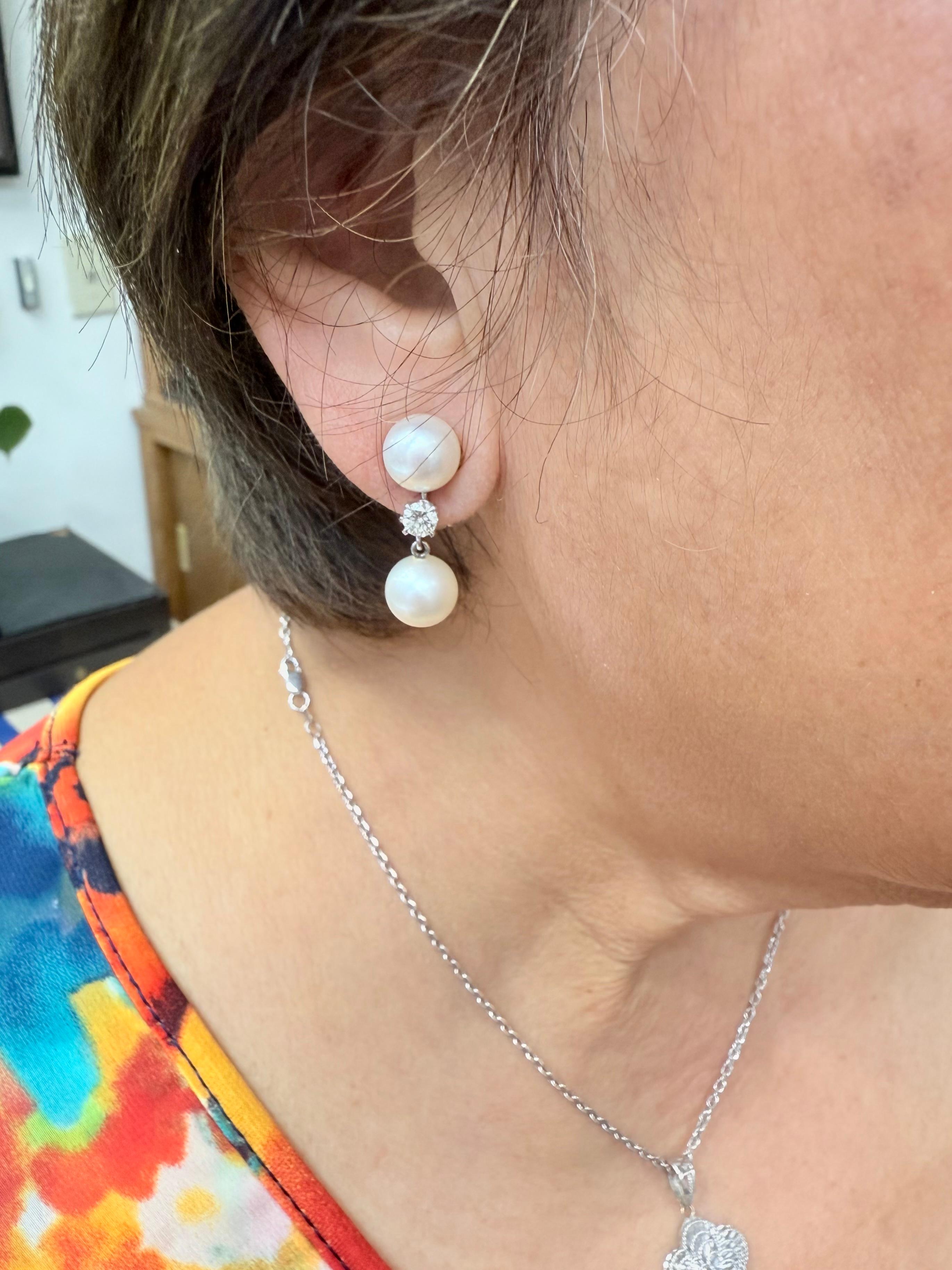 Moderne Boucles d'oreilles pendantes en or blanc 14k avec perles et diamants des années 1950 en vente
