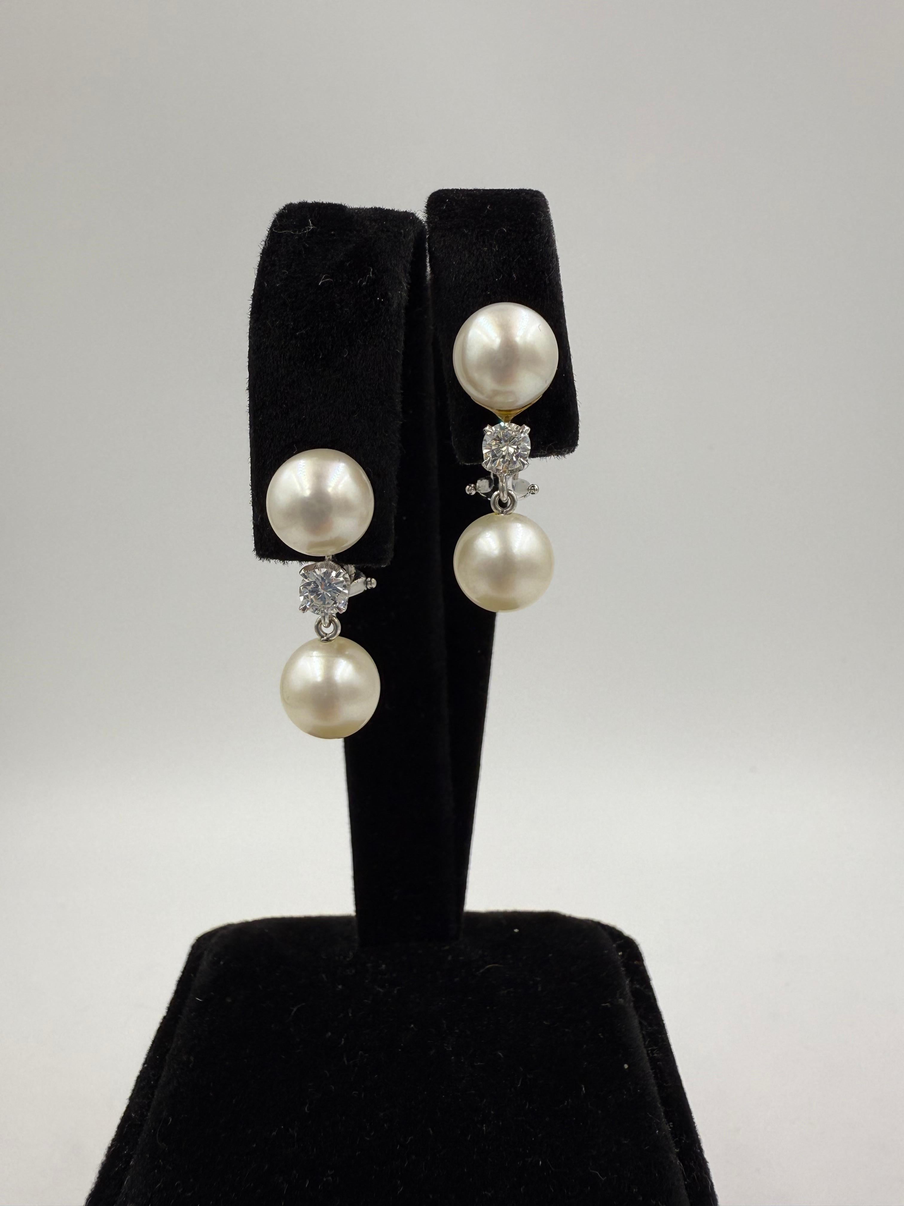 Taille ronde Boucles d'oreilles pendantes en or blanc 14k avec perles et diamants des années 1950 en vente