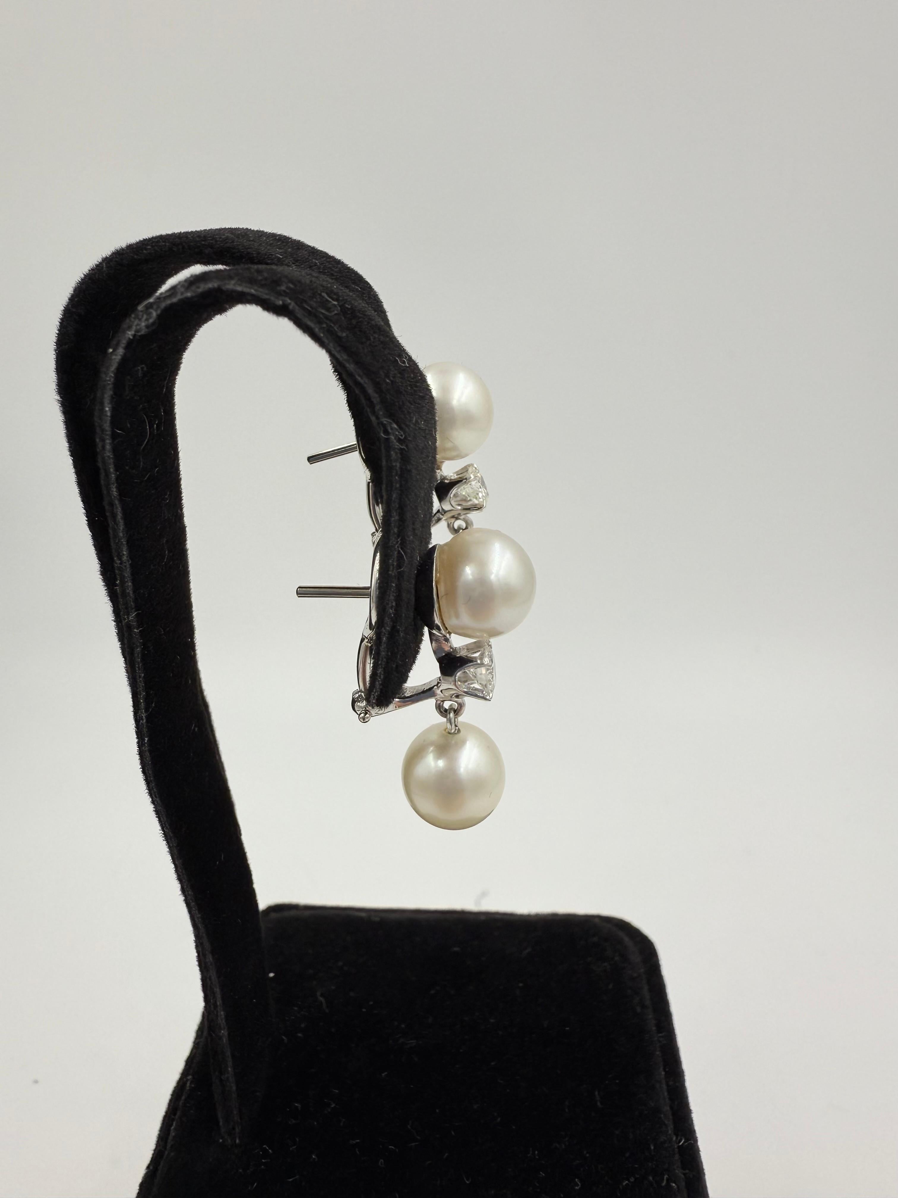 Boucles d'oreilles pendantes en or blanc 14k avec perles et diamants des années 1950 Unisexe en vente