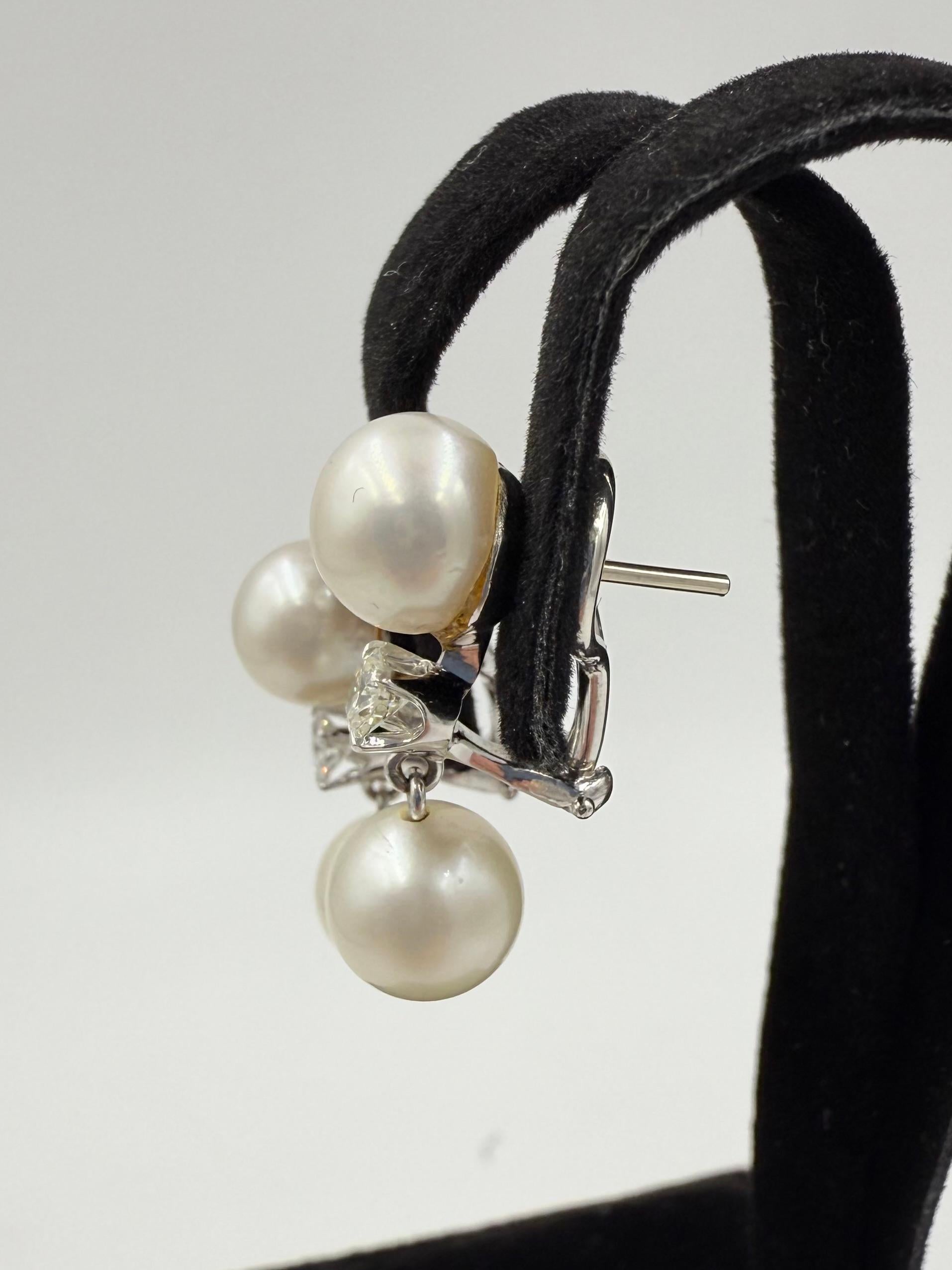 Boucles d'oreilles pendantes en or blanc 14k avec perles et diamants des années 1950 en vente 1