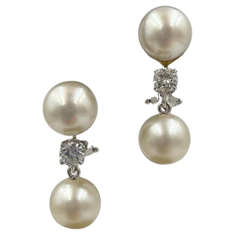 Boucles d'oreilles pendantes en or blanc 14k avec perles et diamants des années 1950 en vente