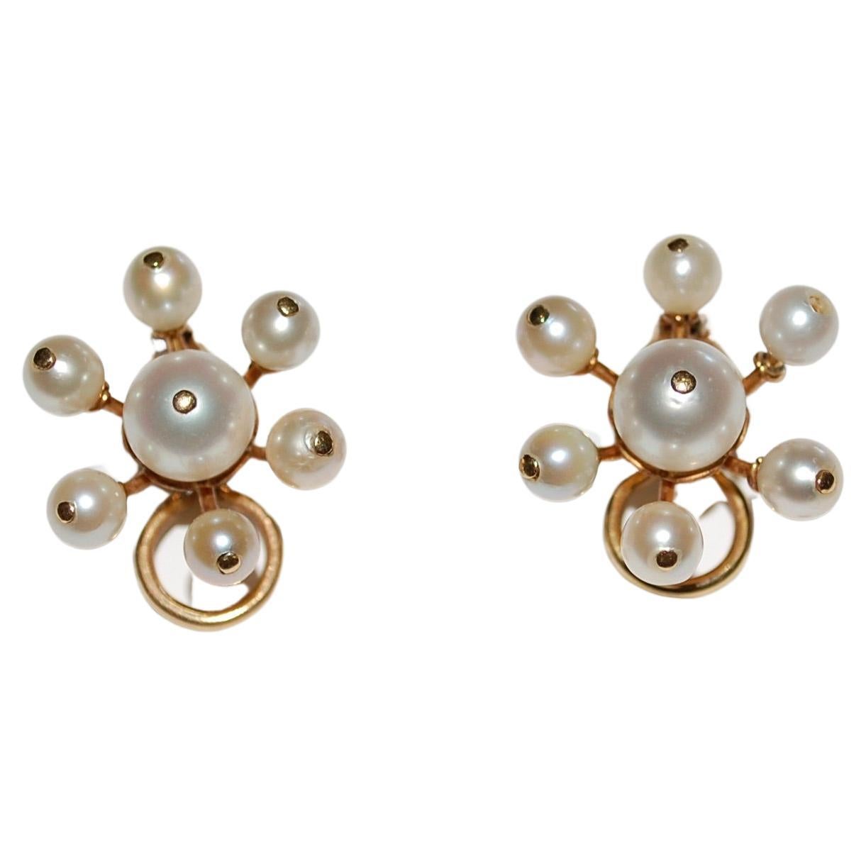 
Flower shape akoya pearl clip on earrings, unmarked tested 14k yellow gold.
Light and airy pearl earrings with a very 1950's celestial design. About 0.75 inch round. 