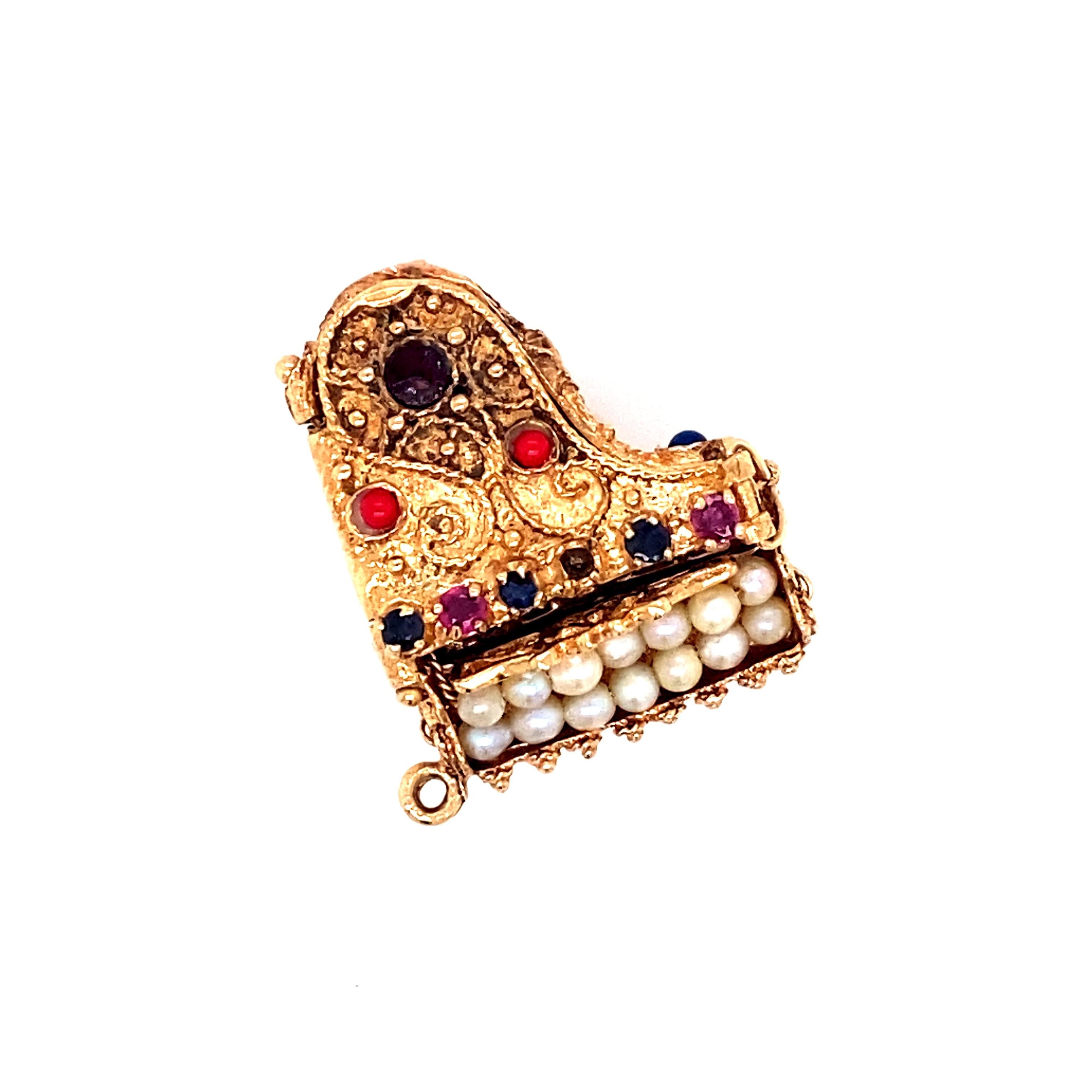 Um: 1950
Metall Typ: 14 Karat Gelbgold 
Gewicht: 9,1 Gramm
Länge: 1in Länge 

Kleinere Schäden an den Steinen sind auf den Fotos zu sehen. 