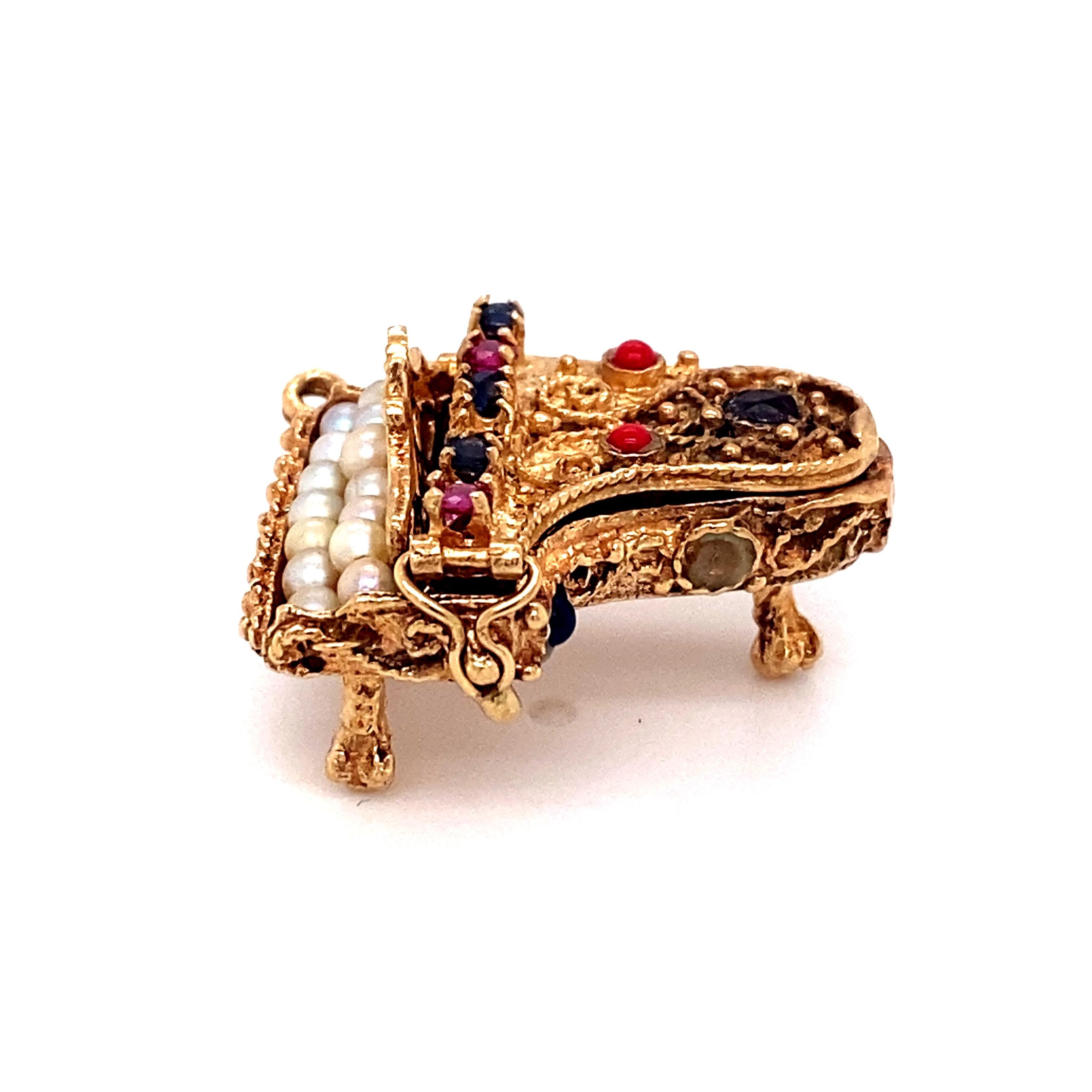Gelenkiger Klavieranhänger aus 14 Karat Gold mit Perlen, Rubinen und Saphiren aus den 1950er Jahren im Zustand „Relativ gut“ in Hicksville, NY