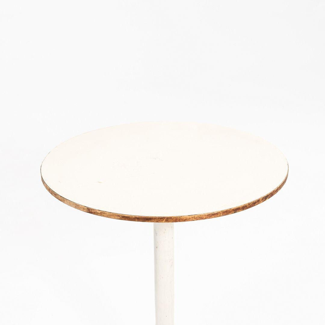 Mesa auxiliar de pedestal de los años 50 de George Nelson para Herman Miller mediados del siglo XX en venta