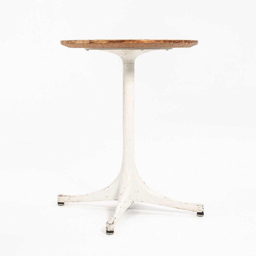 Mesa auxiliar de pedestal de los años 50 de George Nelson para Herman Miller Madera en venta
