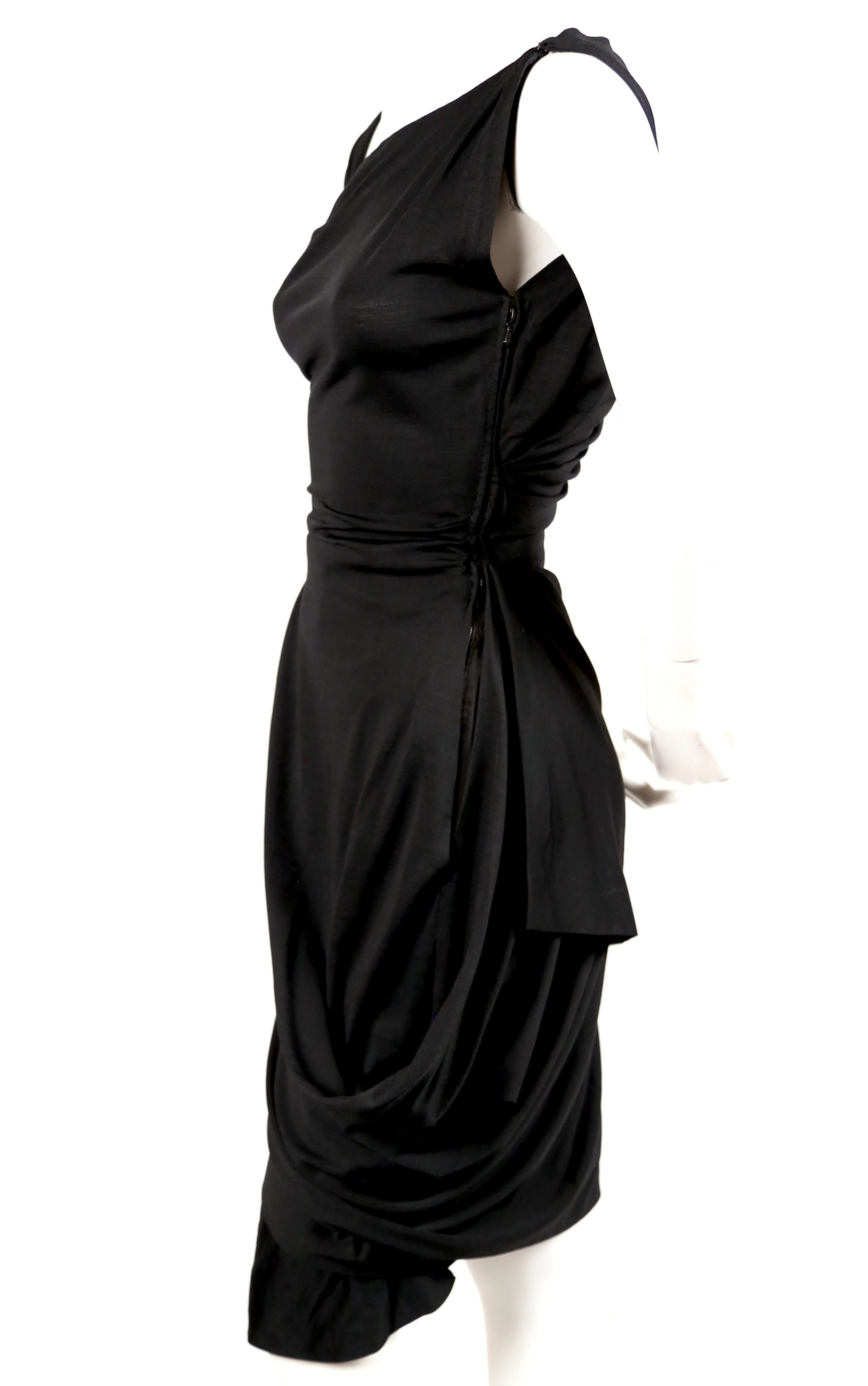 Très rare robe haute couture en jersey de soie noir de jais à coupe asymétrique et drapée de Pedro Rodriguez datant des années 1950. Convient parfaitement à une taille 2. Mesures approximatives : buste 32