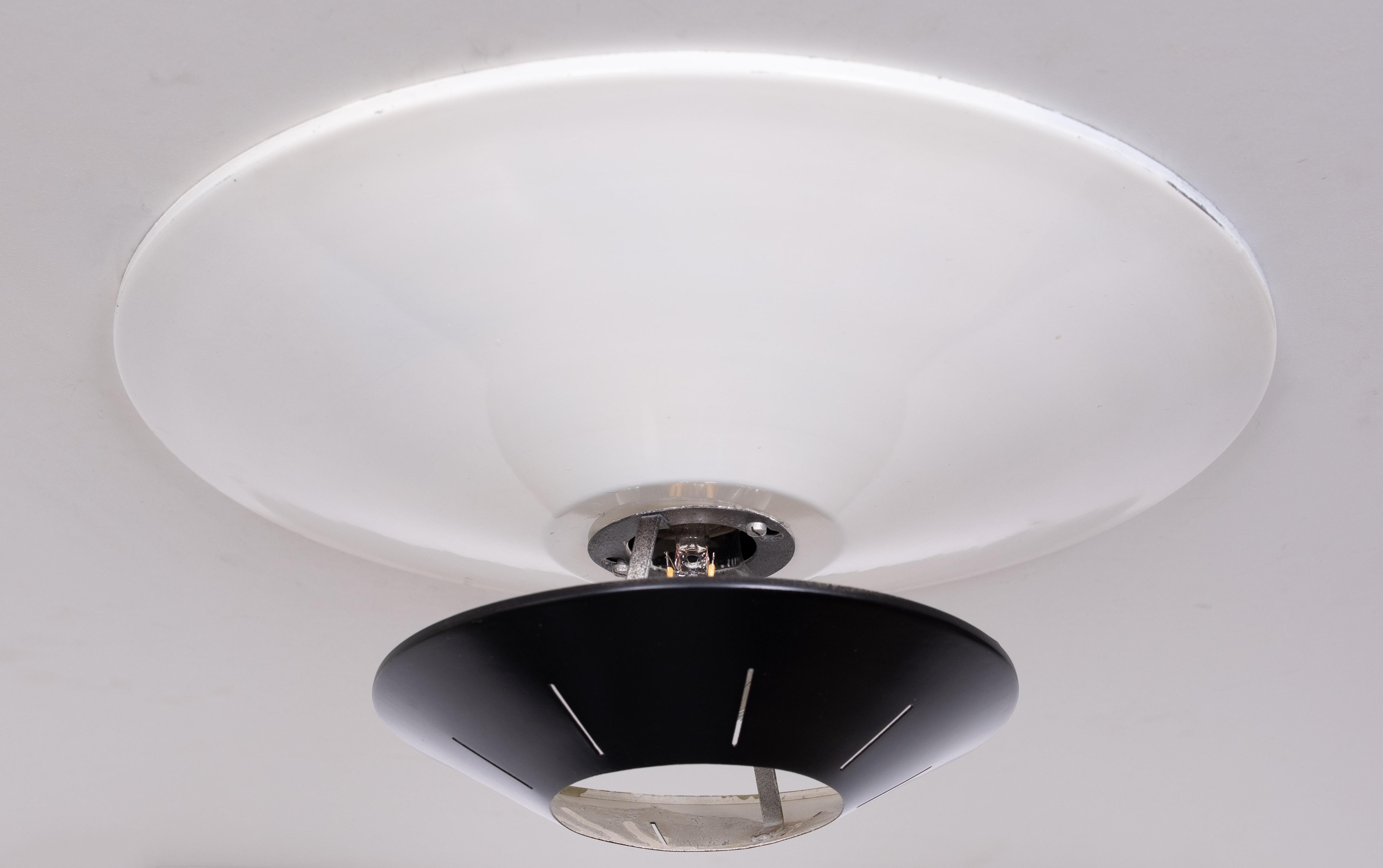 Bellissima lampada a sospensione in metallo ,Design/One di Louis Kalff  per Philips .
Olanda anni '50 . è necessaria una lampadina grande E27 