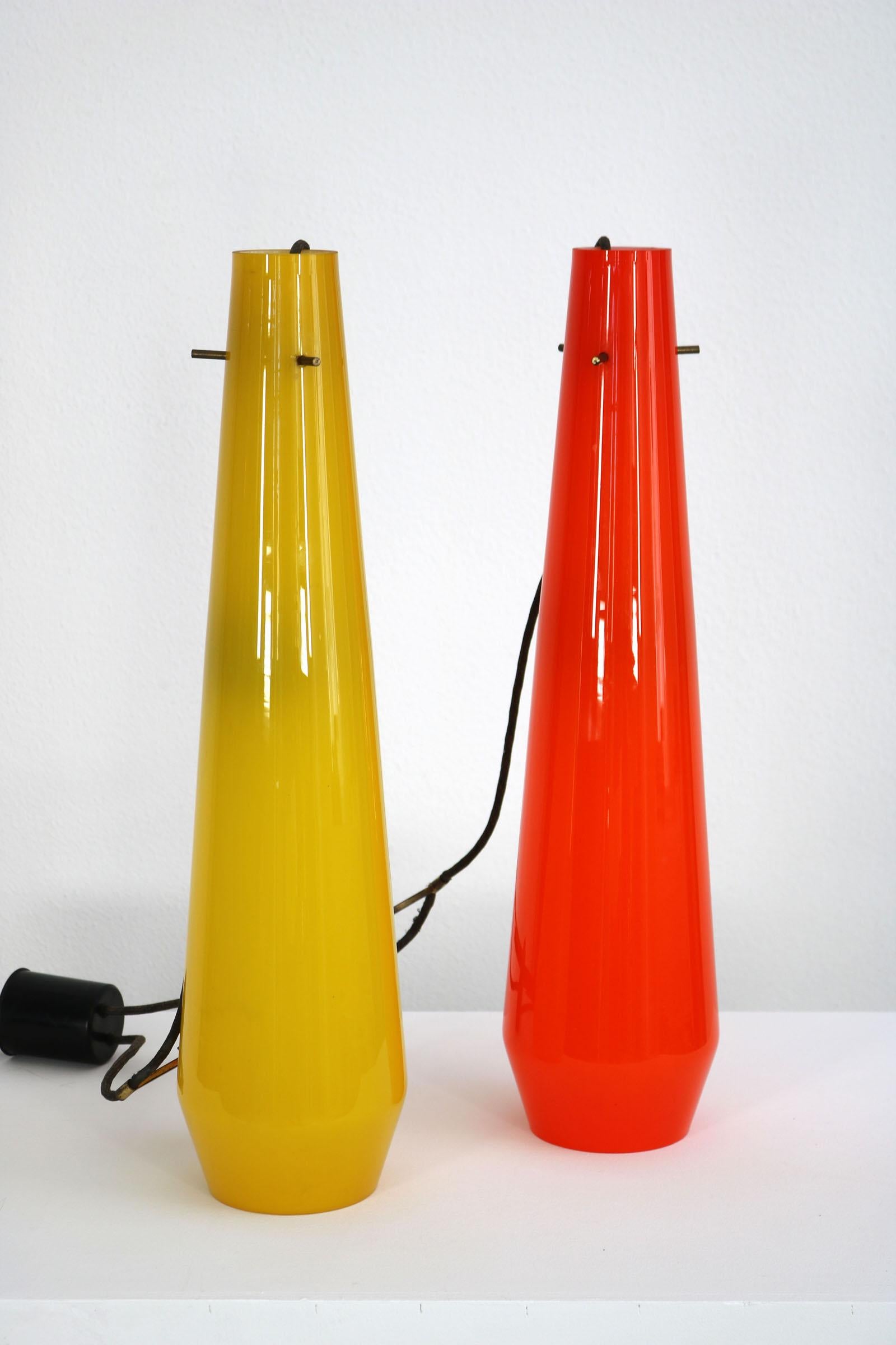 1950er Hängeleuchte mit orangefarbenen und gelben mundgeblasenen Glasschirmen, Italien (Moderne der Mitte des Jahrhunderts) im Angebot