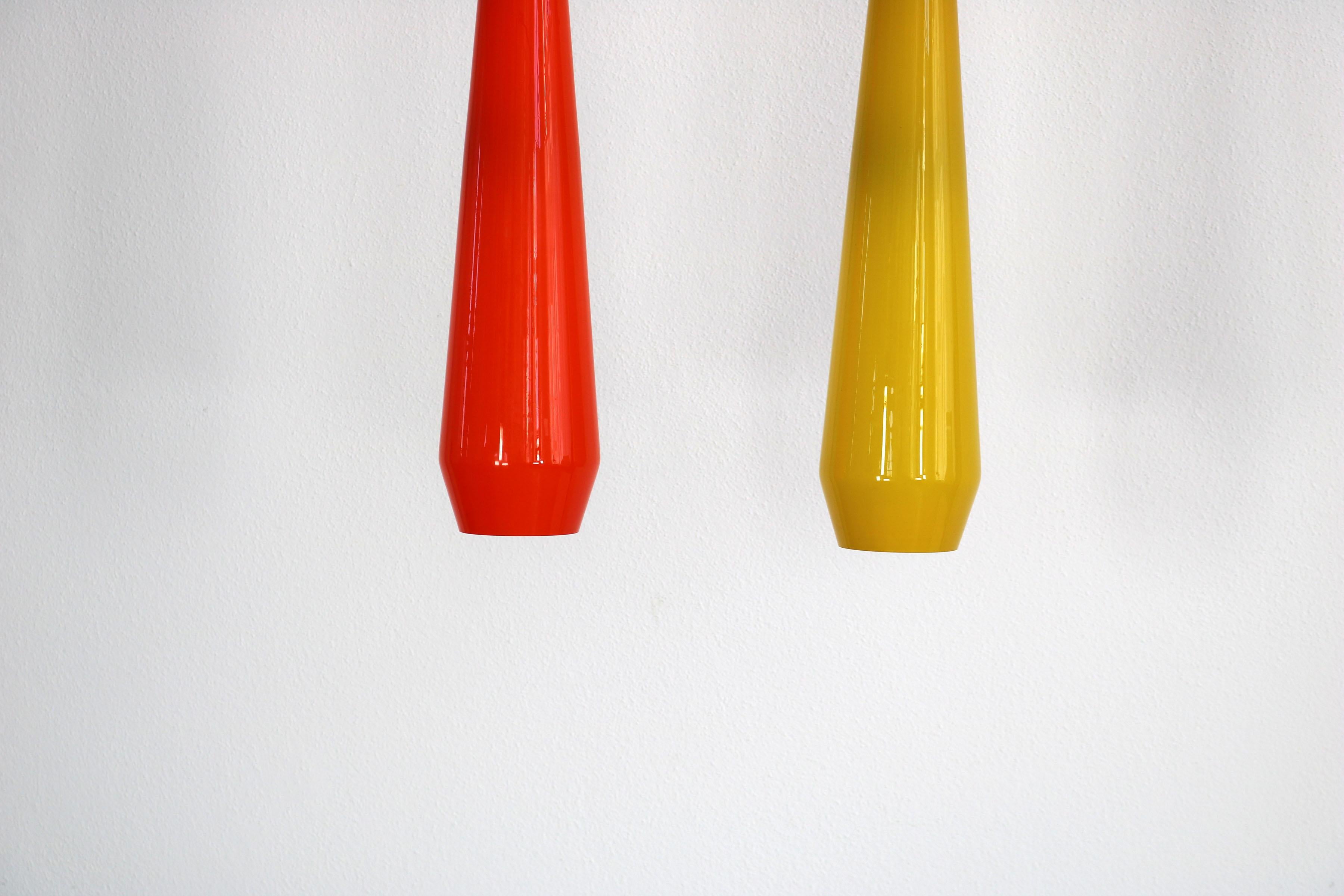 1950er Hängeleuchte mit orangefarbenen und gelben mundgeblasenen Glasschirmen, Italien im Zustand „Gut“ im Angebot in Wolfurt, AT