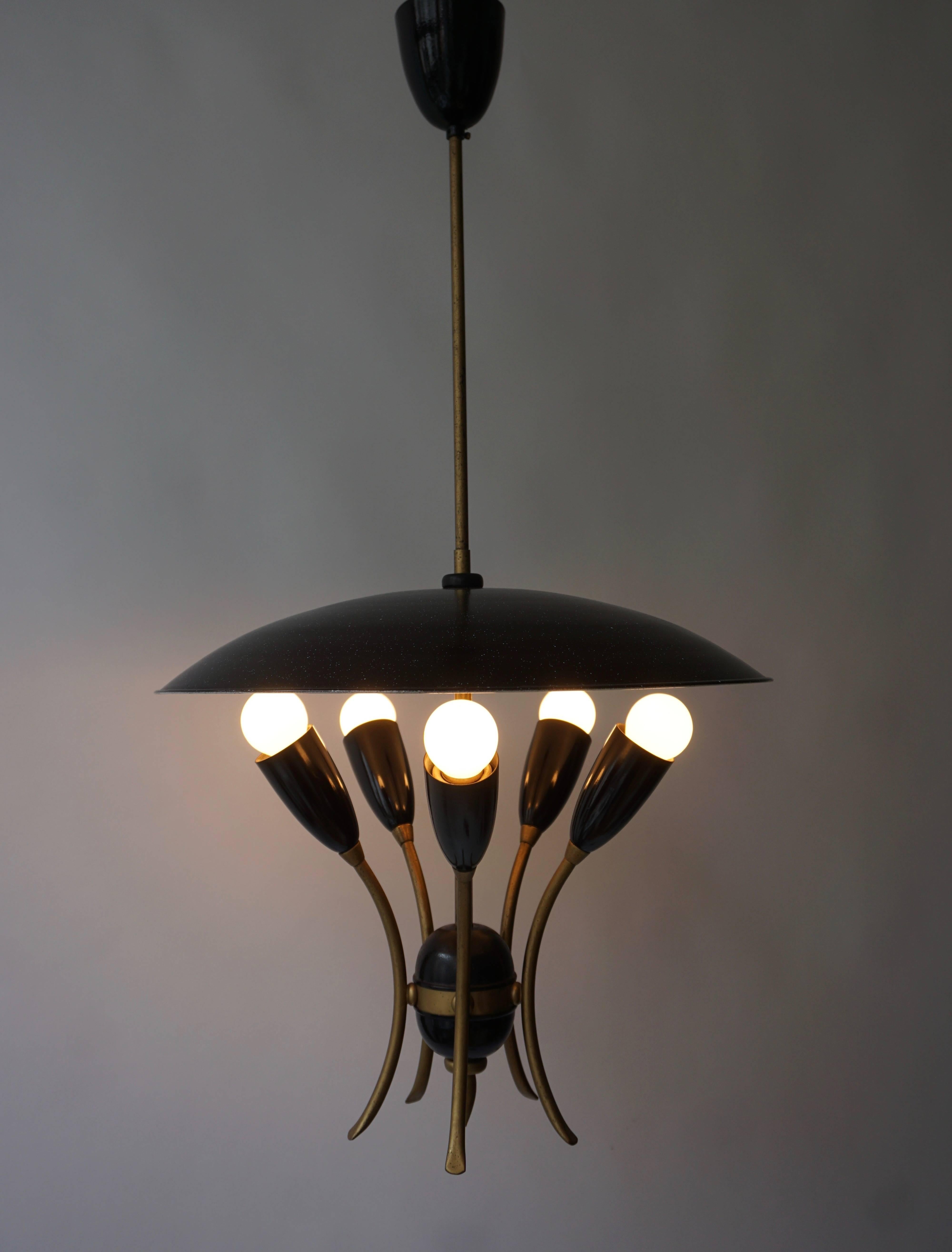 Lampe pendante italienne des années 1950 en laiton. 
Mesures : Diamètre 44 cm. 
Hauteur 80 cm. 
Cinq ampoules E27.