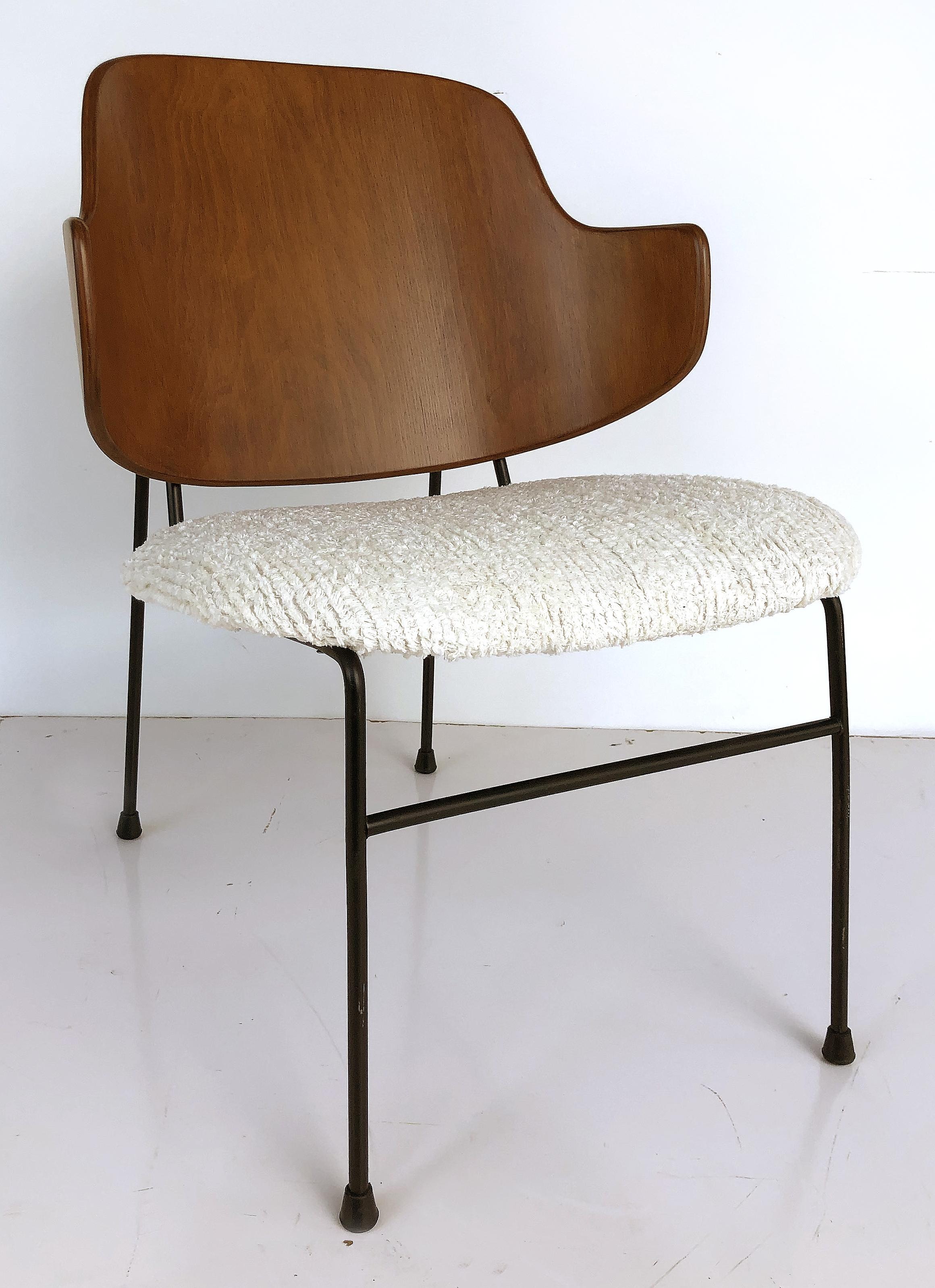 1950s Penguin chair by Ib Kofod Larsen, restored

Offered for sale is an Iconic Penguin chair by Ib Kofod-Larsen. This great 1950s Danish modern chair has been completely restored to its former glory. The chair was made in Denmark and imported to