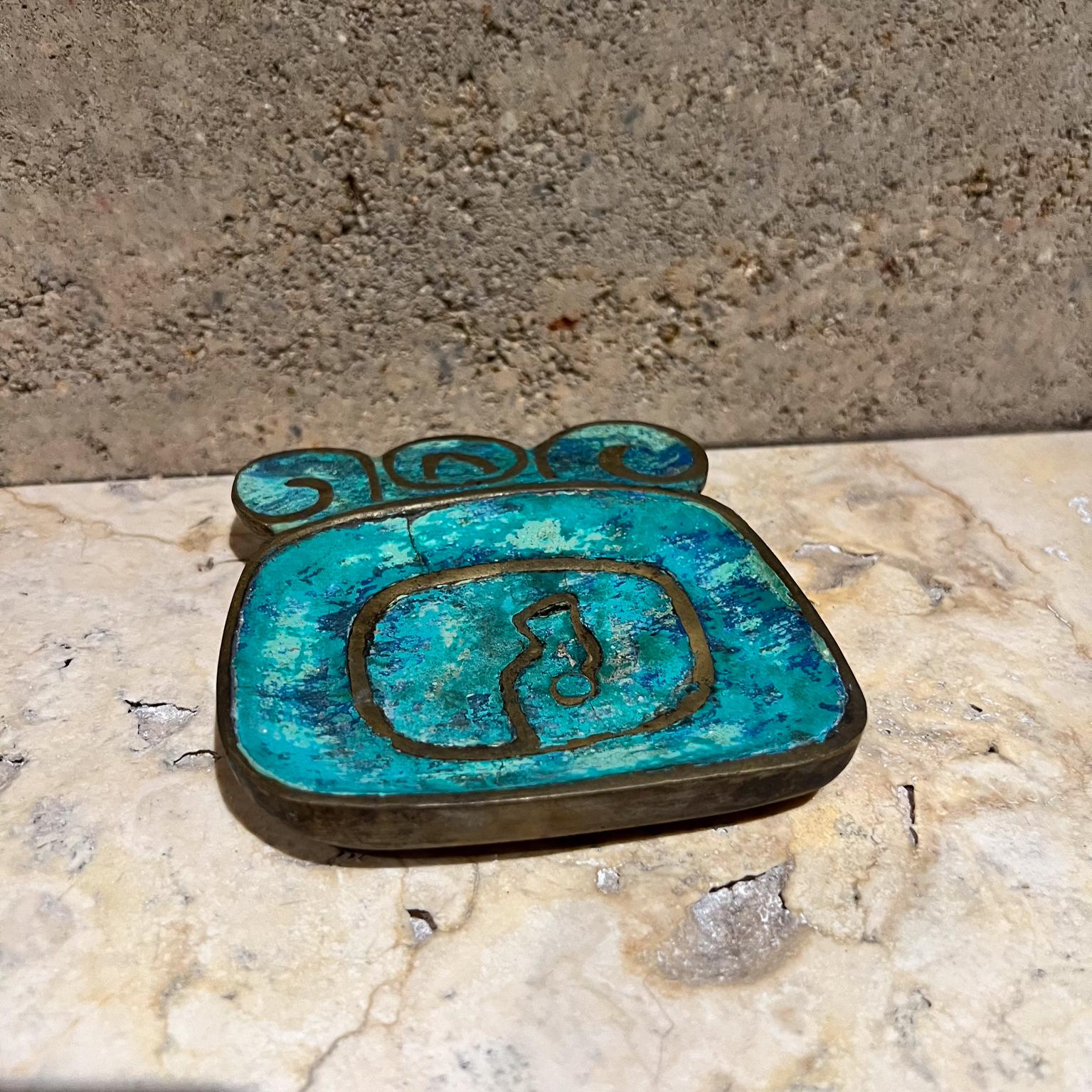 For your consideration an Ashtray  from the Mid Century Modern  period designed by Pepe Mendoza , Mexico  circa the 1950s .
Stamp by maker present
Dimensions: .75 thick x 4.38 w x 5 d
Preowned Vintage
Review images listed.