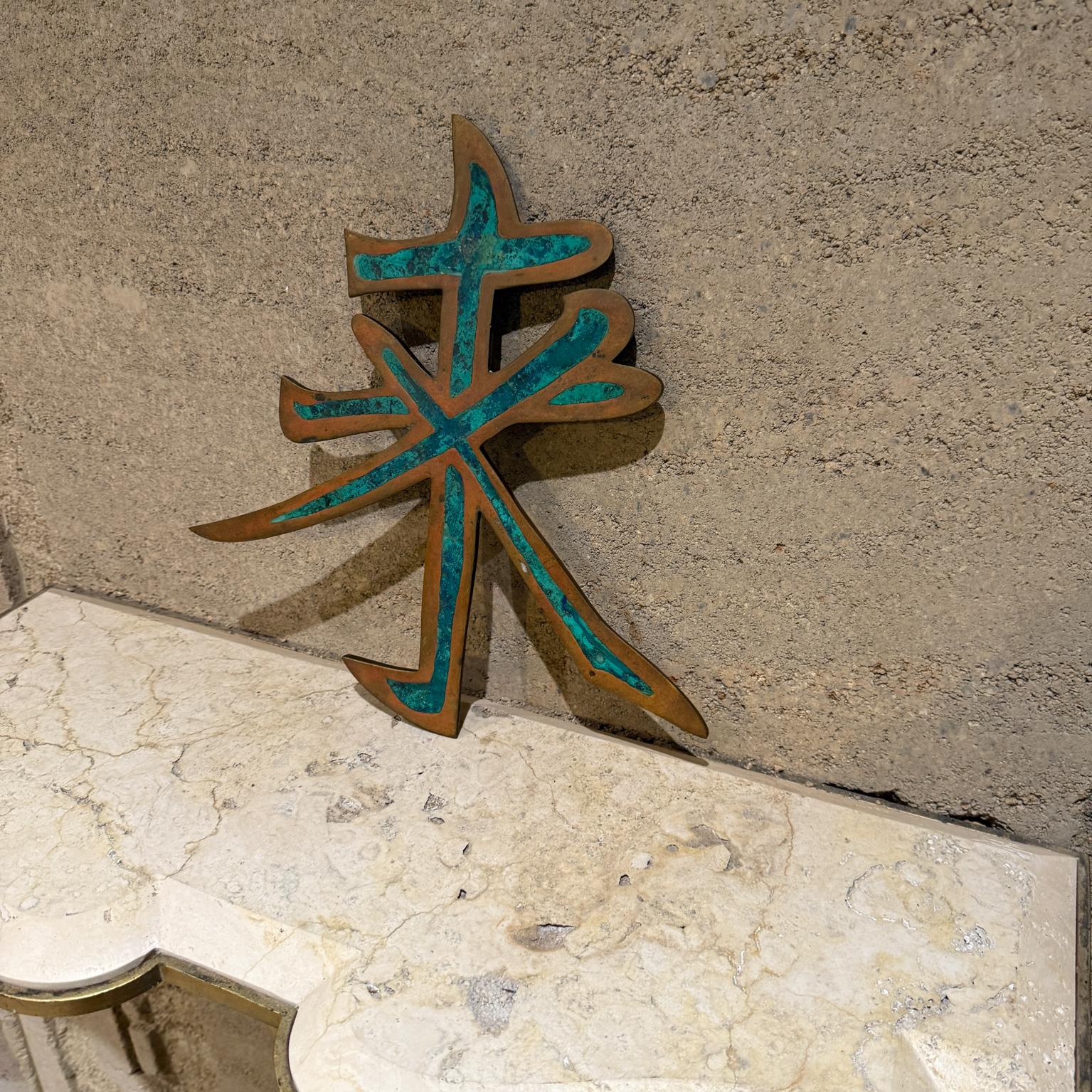 1950 Pepe Mendoza Scultura di lettere cinesi in ottone e malachite Messico in vendita 4