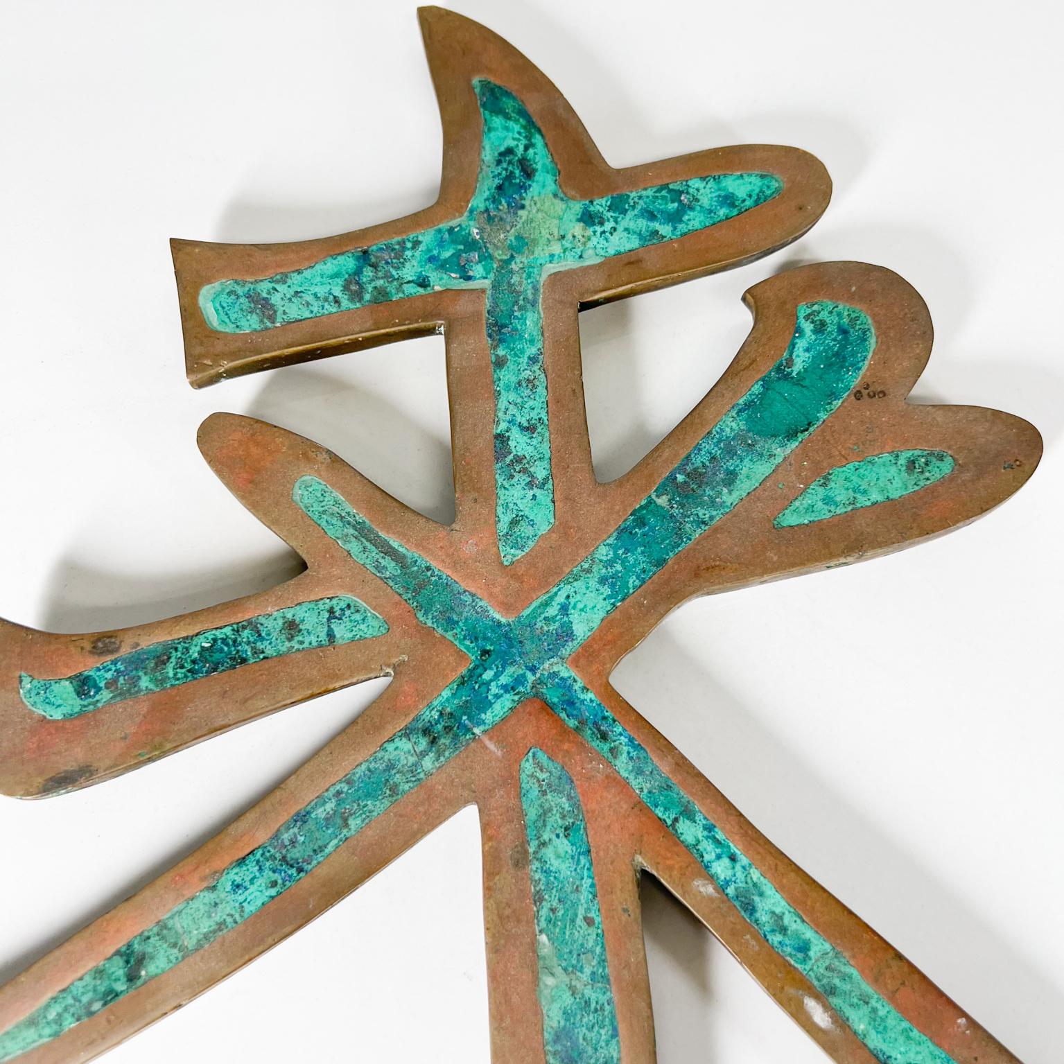 1950s Pepe Mendoza Escultura de letra china en latón y malaquita México Moderno de mediados de siglo en venta