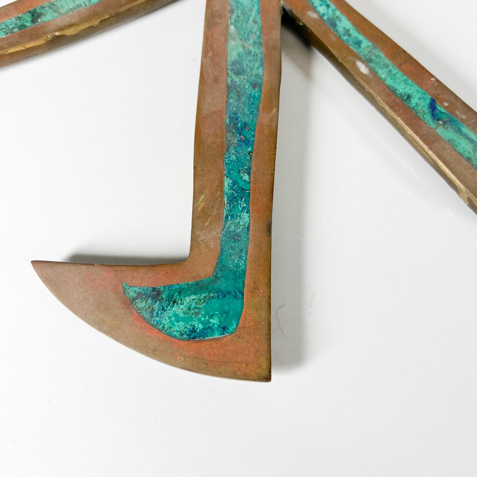 1950s Pepe Mendoza Escultura de letra china en latón y malaquita México mediados del siglo XX en venta