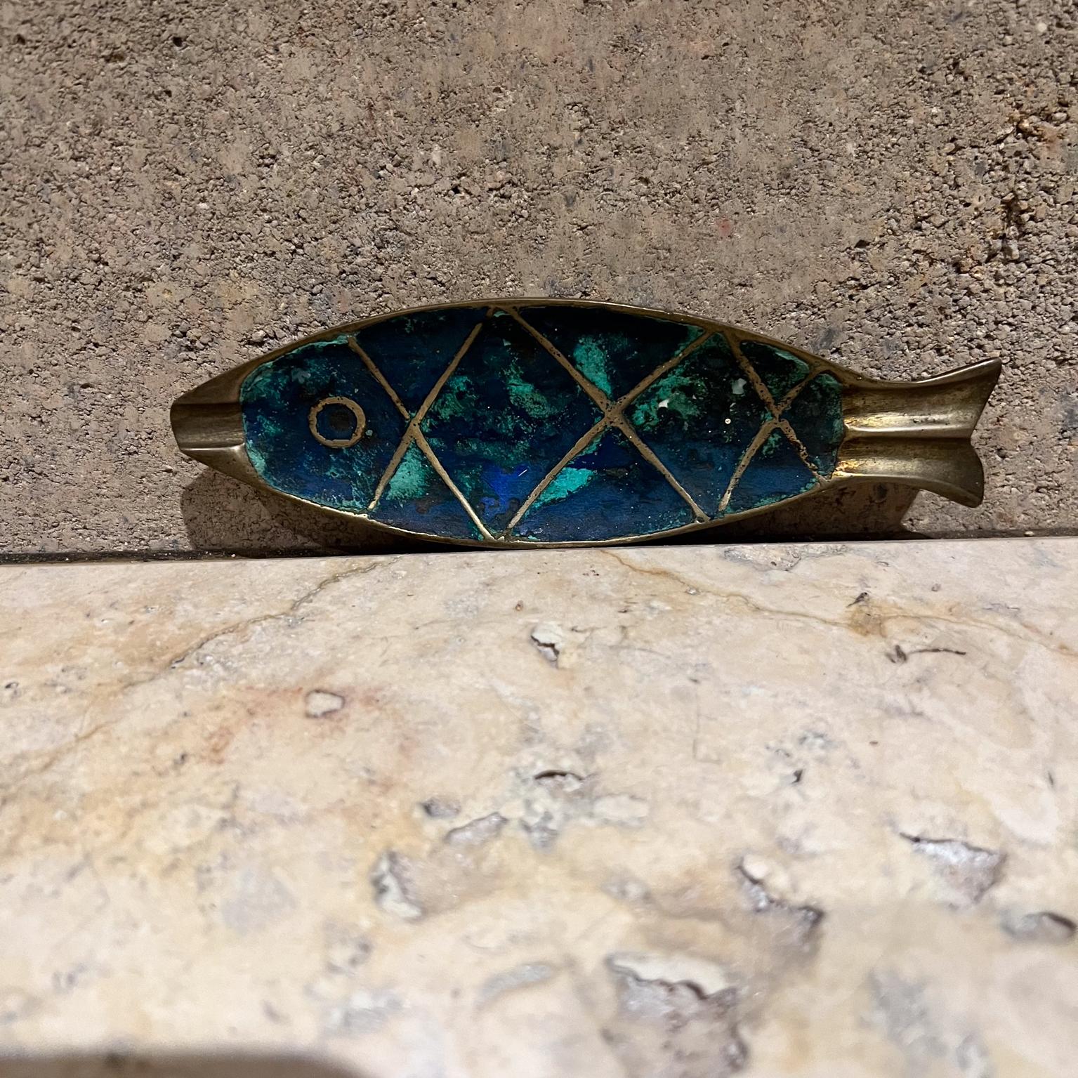 1950s Pepe Mendoza Fish Ashtray Mexico
maker stamped
Malachite and Brass
1 h x 7.25 w x 2.25 d
Preowned vintage condition
Refer to images.