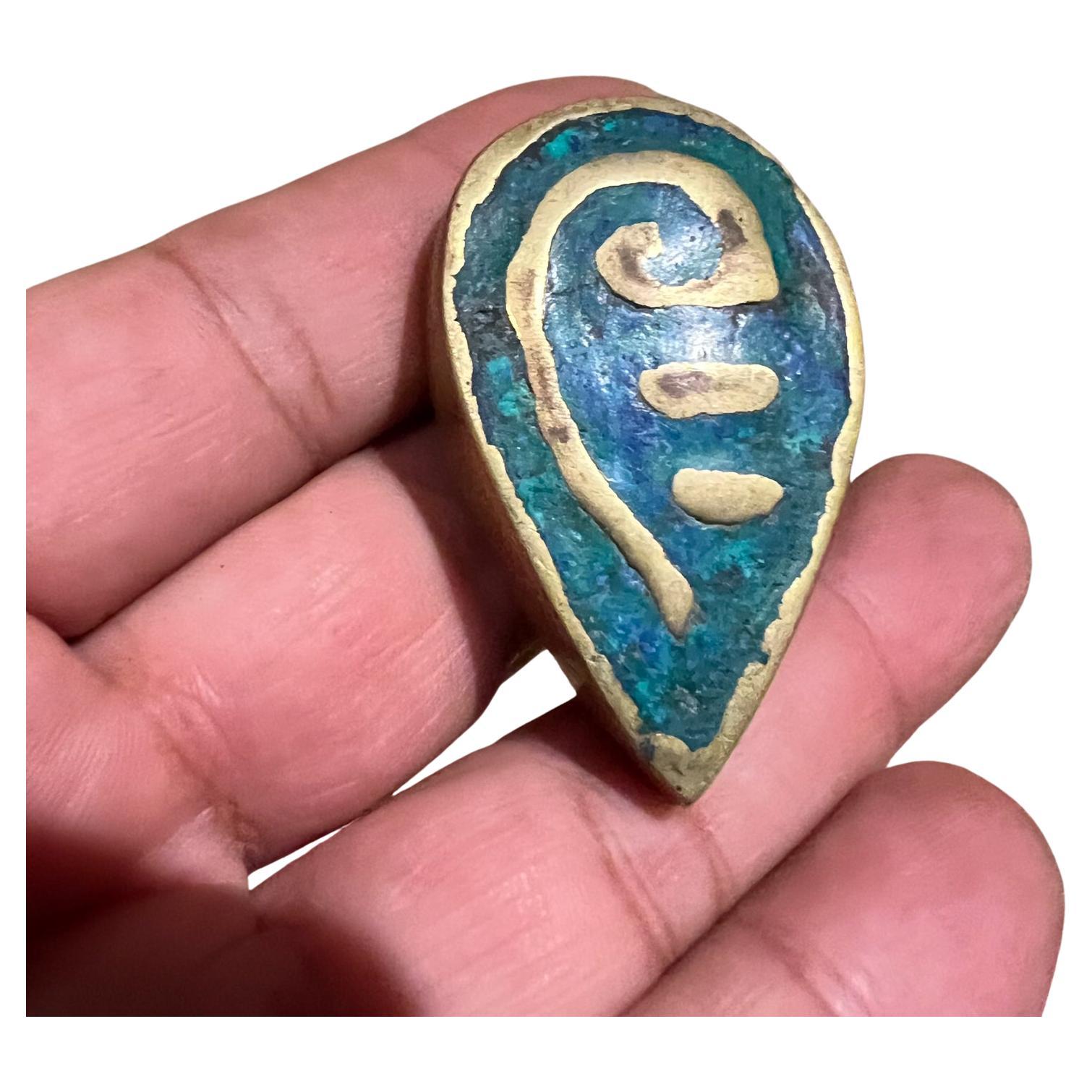 For your consideration, a 1950s Pepe Mendoza Malachite Brass Single Tear Drop Pull Knob from  Mexico circa the 1950s. 
Amazon Mayan revival period.
Stamped by artist
Dimensions: 2 h x 1.25 w x .75
Preowned original vintage condition
Refer to images