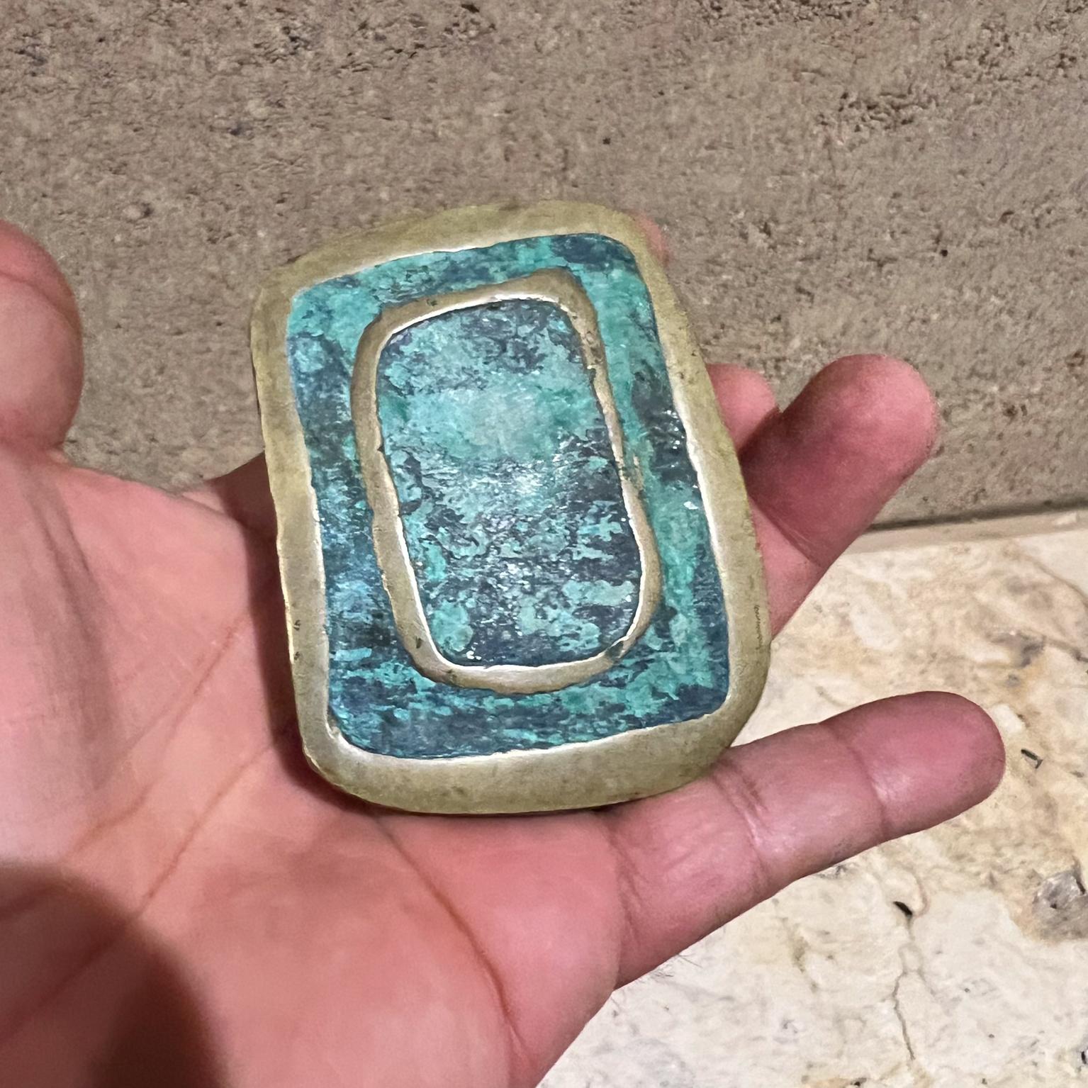 Pour votre considération,  une poignée de porte rare et difficile à trouver, conçue par Pepe Mendoza, Mexique vers les années 1950.  Période de renaissance maya. Fabriqué en composite de malachite et d'azurite et en laiton.
Cachet de l'artiste au