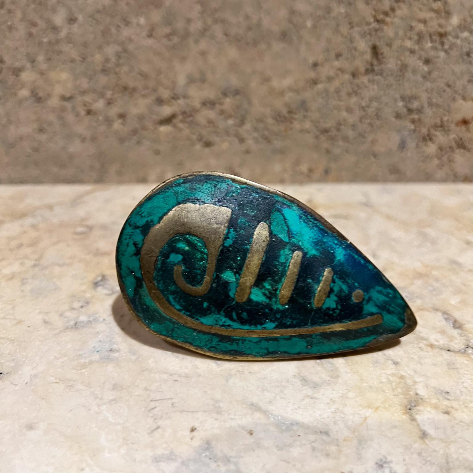 Pour votre considération, une poignée de porte vintage en forme de goutte d'eau, conçue par Pepe Mendoza, Mexique vers les années 1950.  Style néo-mayen. Fabriqué en laiton et en composite de malachite et d'azurite.  
Estampillé par l'artiste.