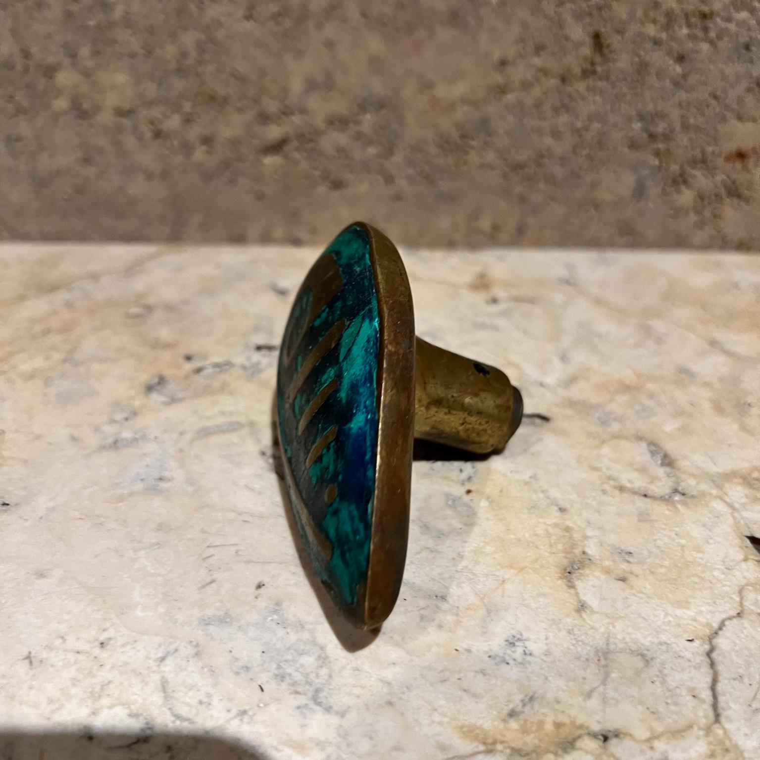Mid-Century Modern Pepe Mendoza Revive Mayan Teardrop Pull Doorknob Malachite Brass Mexican Modern en vente