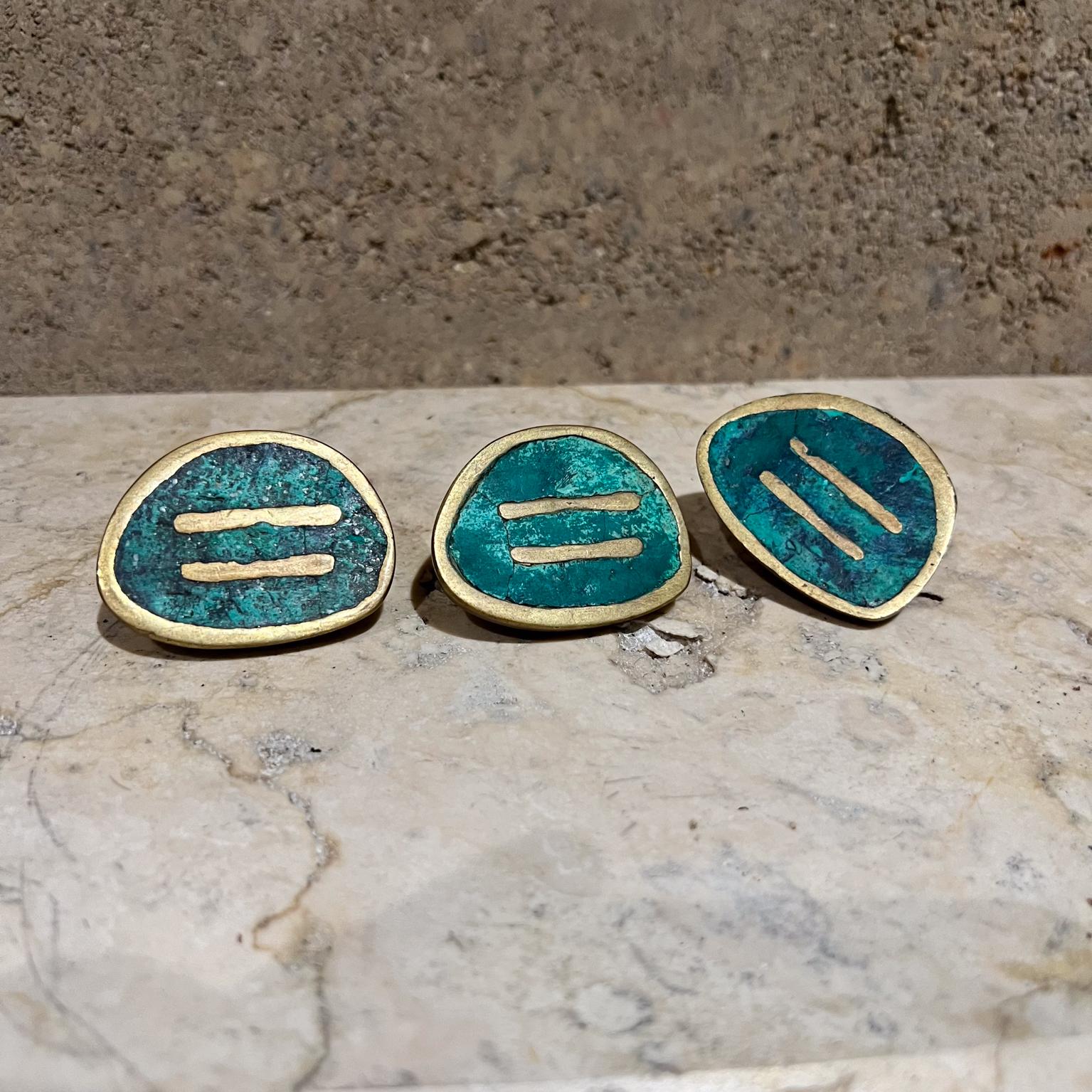 AMBIANIC présente
1950s Pepe Mendoza Malachite Brass Round Pull Knobs Mexico
Renouveau maya
ensemble de trois
Estampillé par l'artiste
1,5 h x 2 l x 0,75 p
Etat original d'occasion.
Se référer aux images