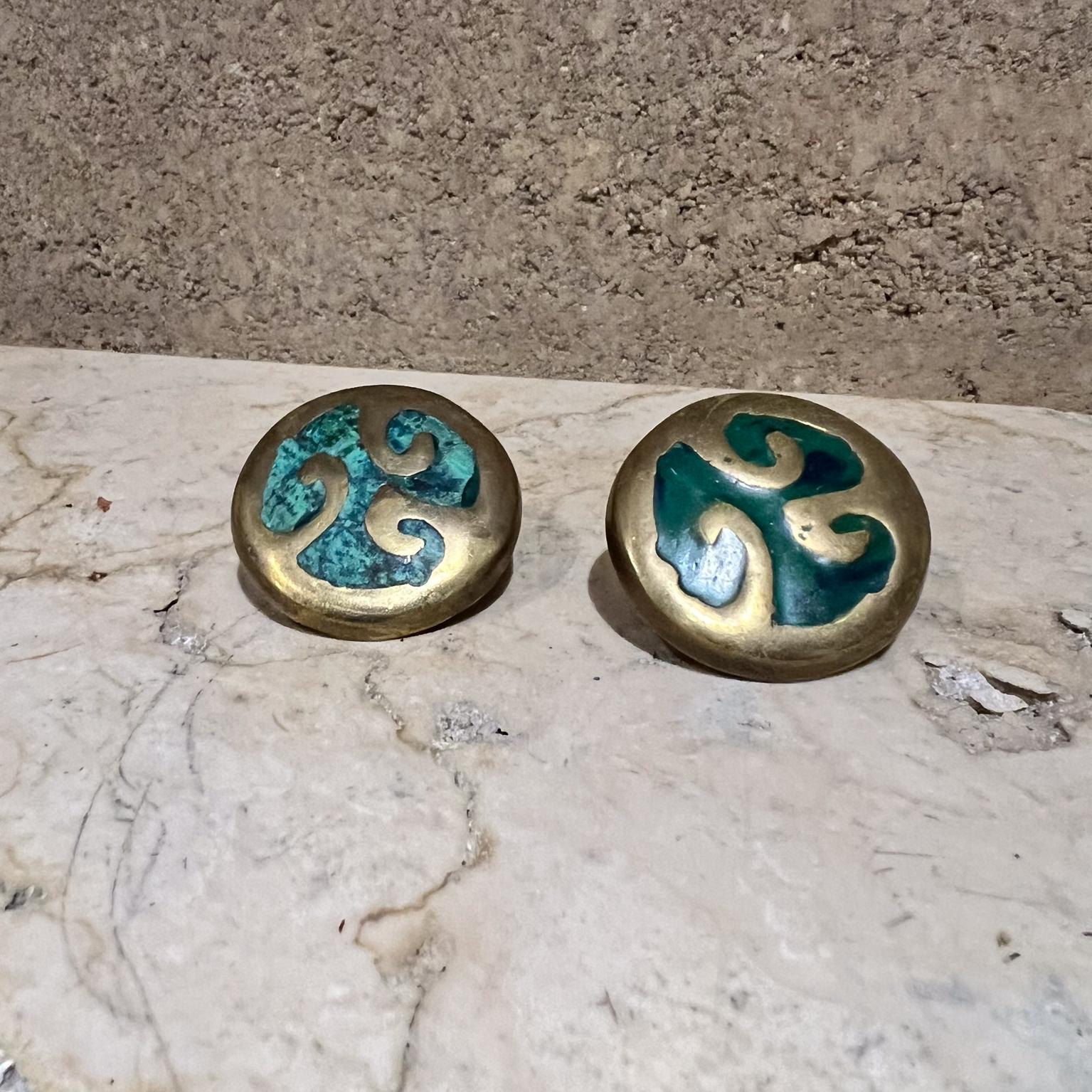Pour votre considération, une paire (2) de boutons de tirage ronds, conçus par Pepe Mendoza.  Mexique
vers les années 1950. Composé de  Malachite  avec laiton .
Belle renaissance maya. 

L'artiste a apposé son cachet sur l'un des boutons.