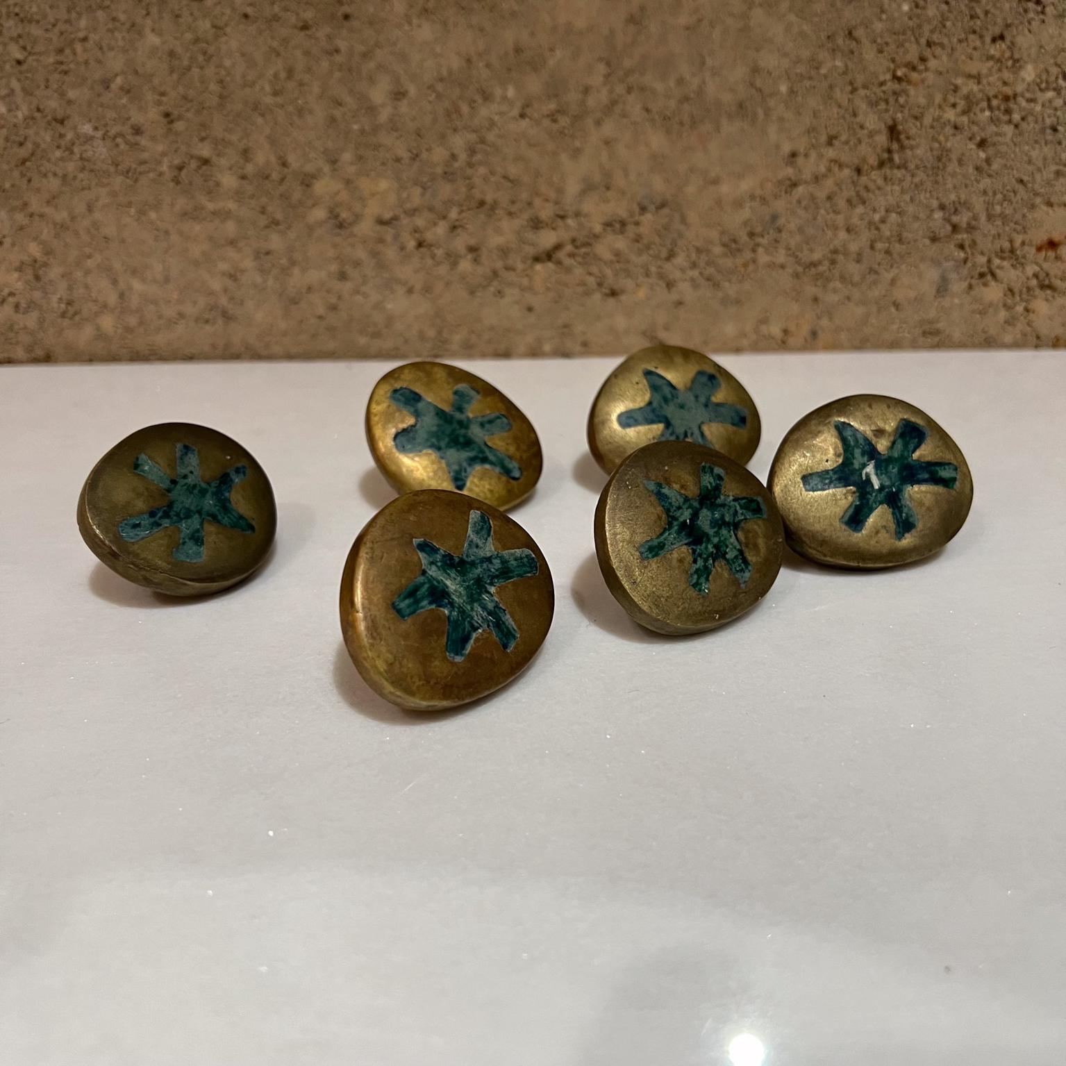 1950s Set of 6 pulls knobs by famed artist Pepe Mendoza 
Made in Mexico.
Bronze Brass Malachite Stone Inlay Hardware
Maker stamped.
Preowned Original vintage condition
 .75 x 1.75 diameter
Refer to all images provided.
Inquire with dealer for Pepe