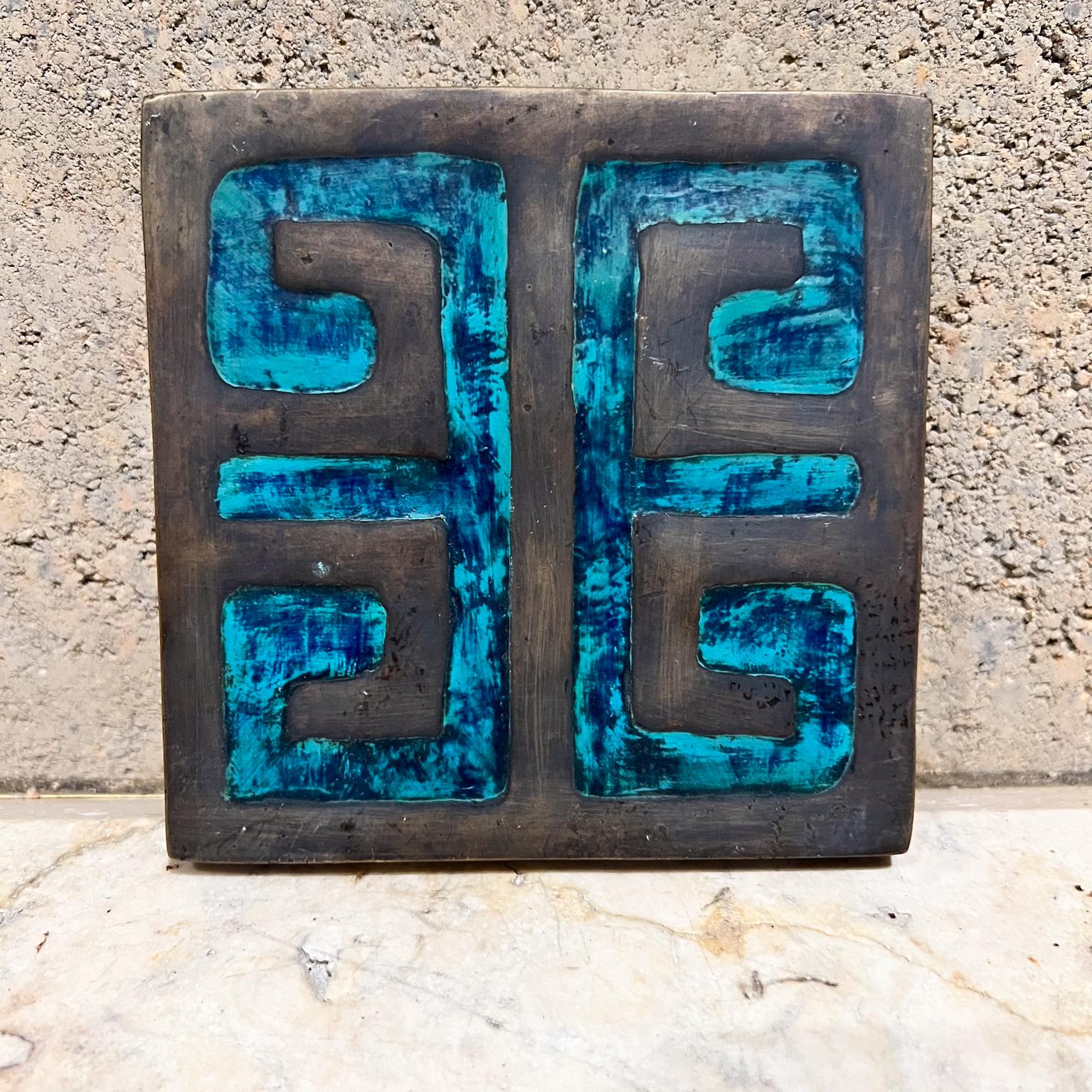 AMBIANIC presents
1950s Pepe Mendoza Malachite Brass Modernist Square Door Pull Mexico
stamped by artist
4.75 x 4.75 x 1.5 d
Preowned original vintage, patina present.
Refer to images listed
See dealer for additional PM