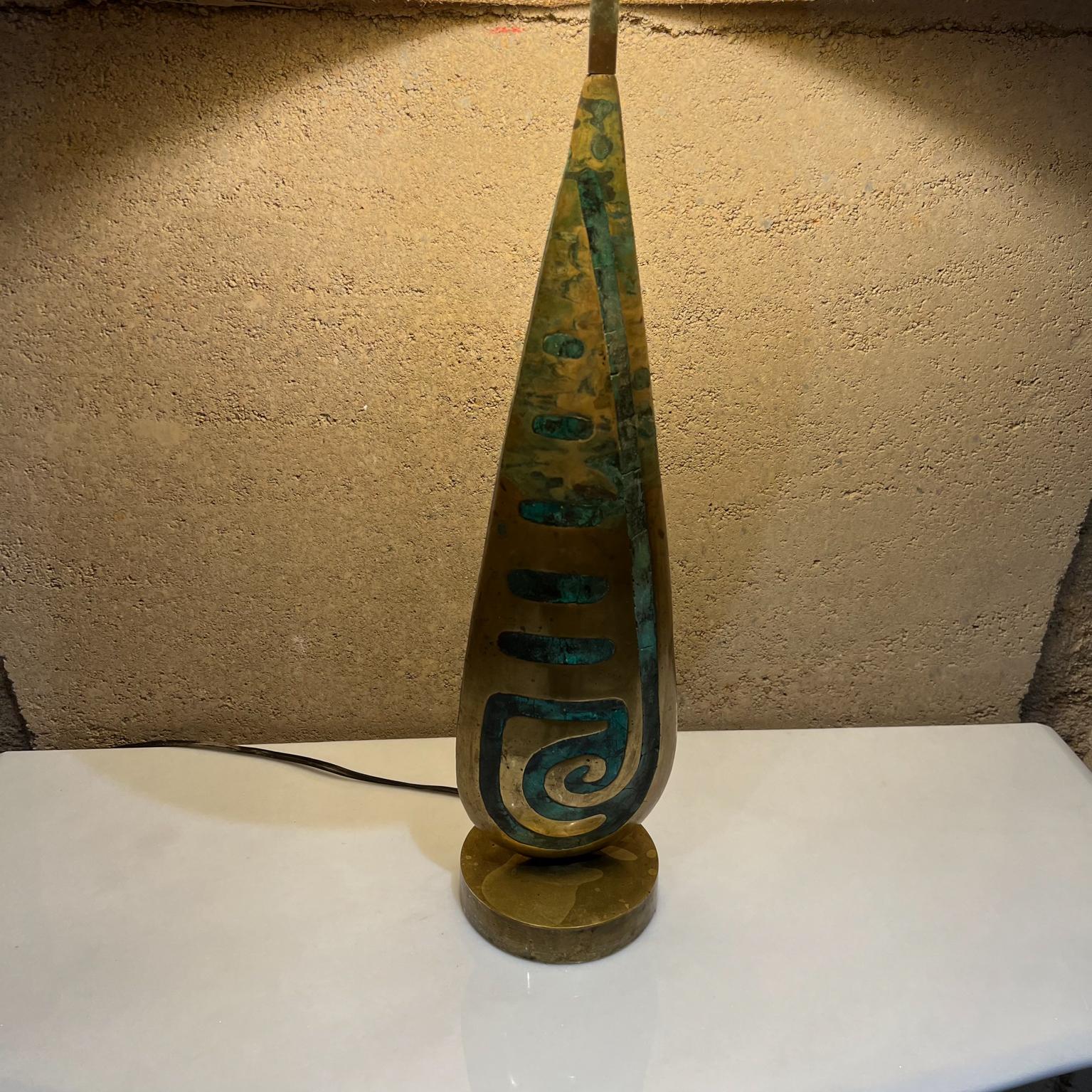 1950er Jahre Pepe Mendoza Tischlampe aus Bronze und Malachit, Maya-Revival, Mexiko (Mitte des 20. Jahrhunderts) im Angebot
