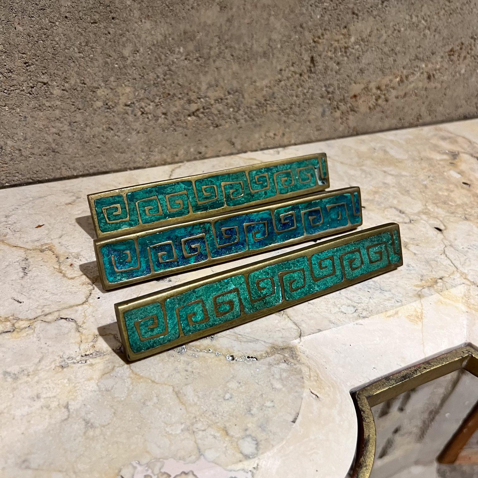 AMBIANIC presents
1950s Pepe Mendoza Mayan Revival Three Long Pulls Malachite Brass Mexico
Stamped by artist
Set of three 1.13 h x 7 long x .1 d
Original vintage condition
Refer to images listed