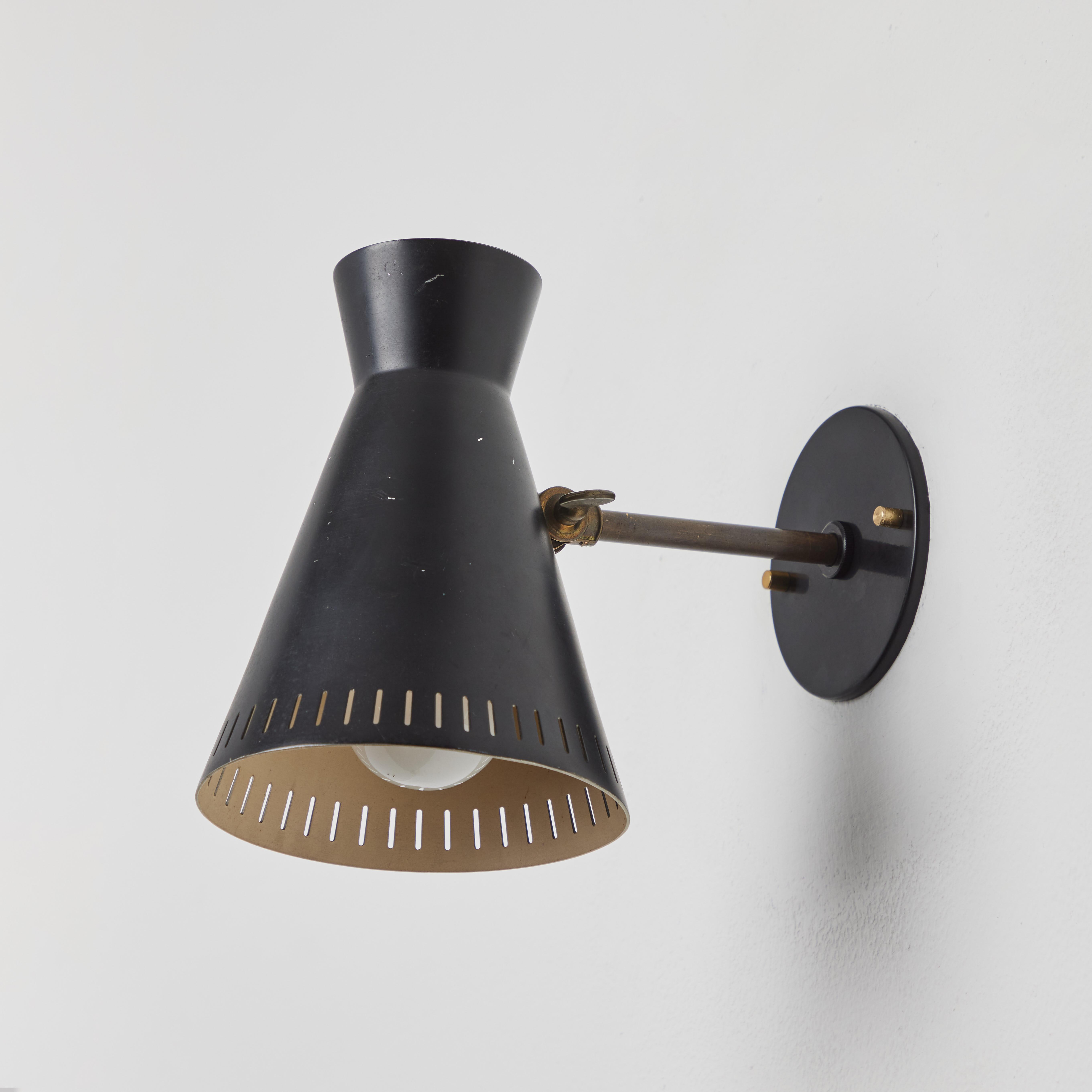 Lampe murale Diabolo en métal noir perforé des années 1950 Attribuée à Mauri Almari Mauri en vente 5