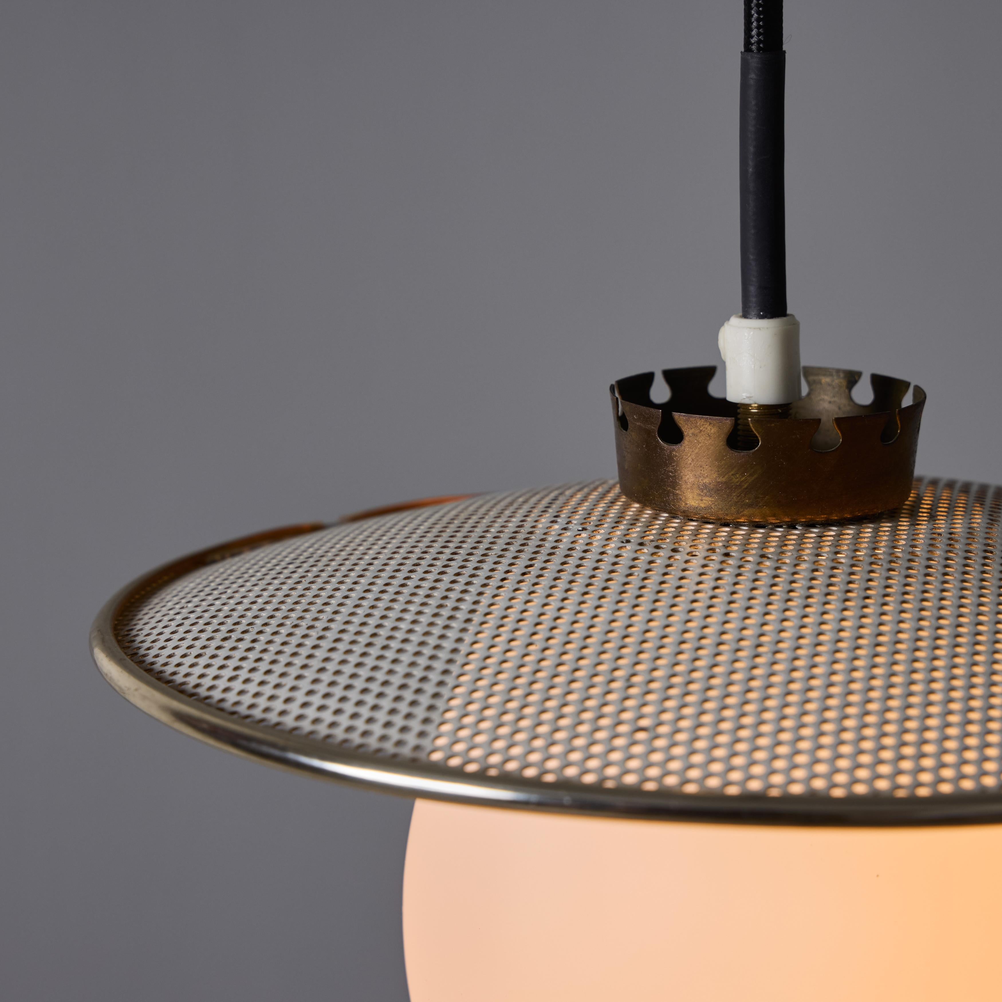 Pendentif en métal perforé et verre opalin des années 1950 Attribué à Mathieu Matégot en vente 4