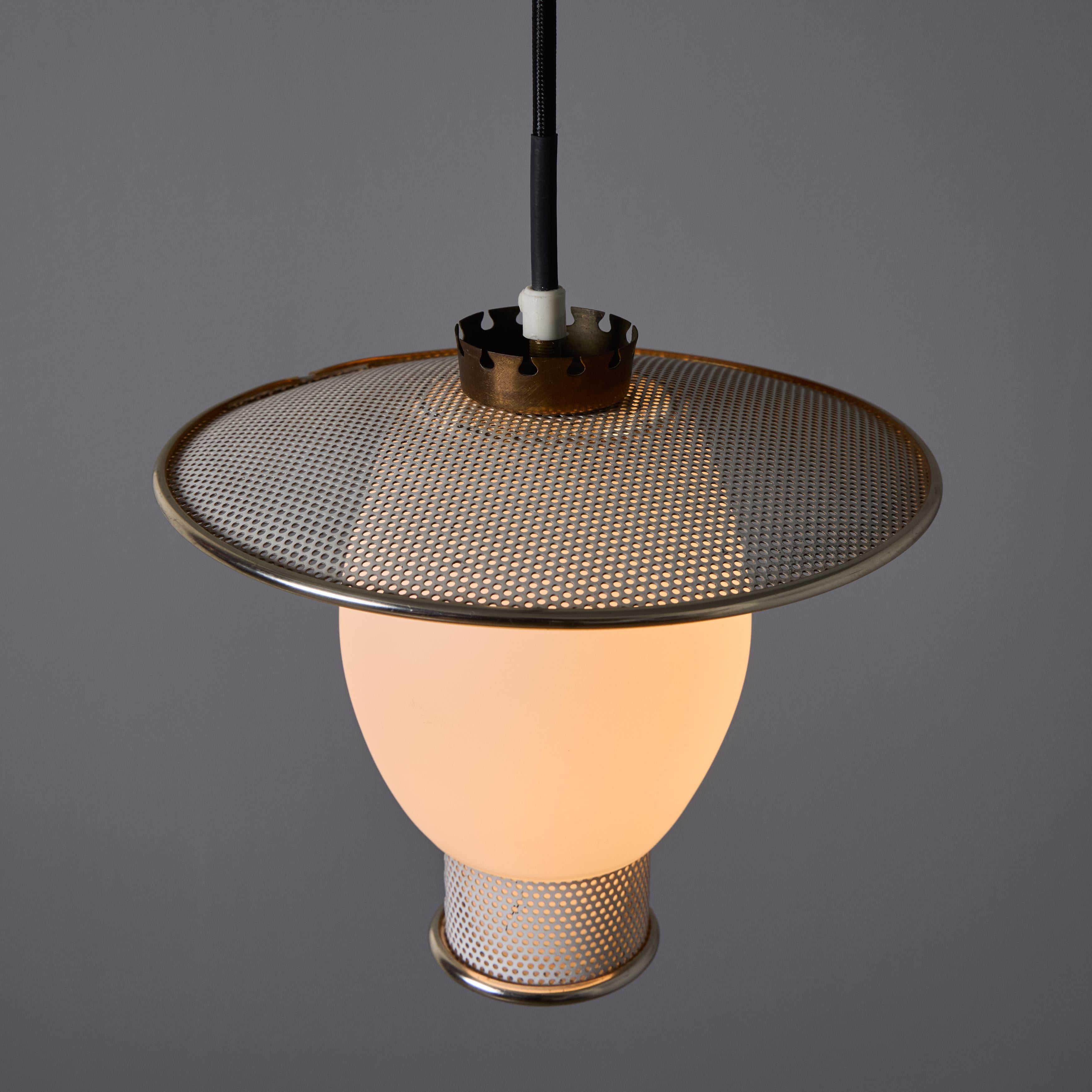 Pendentif en métal perforé et verre opalin des années 1950 Attribué à Mathieu Matégot en vente 5