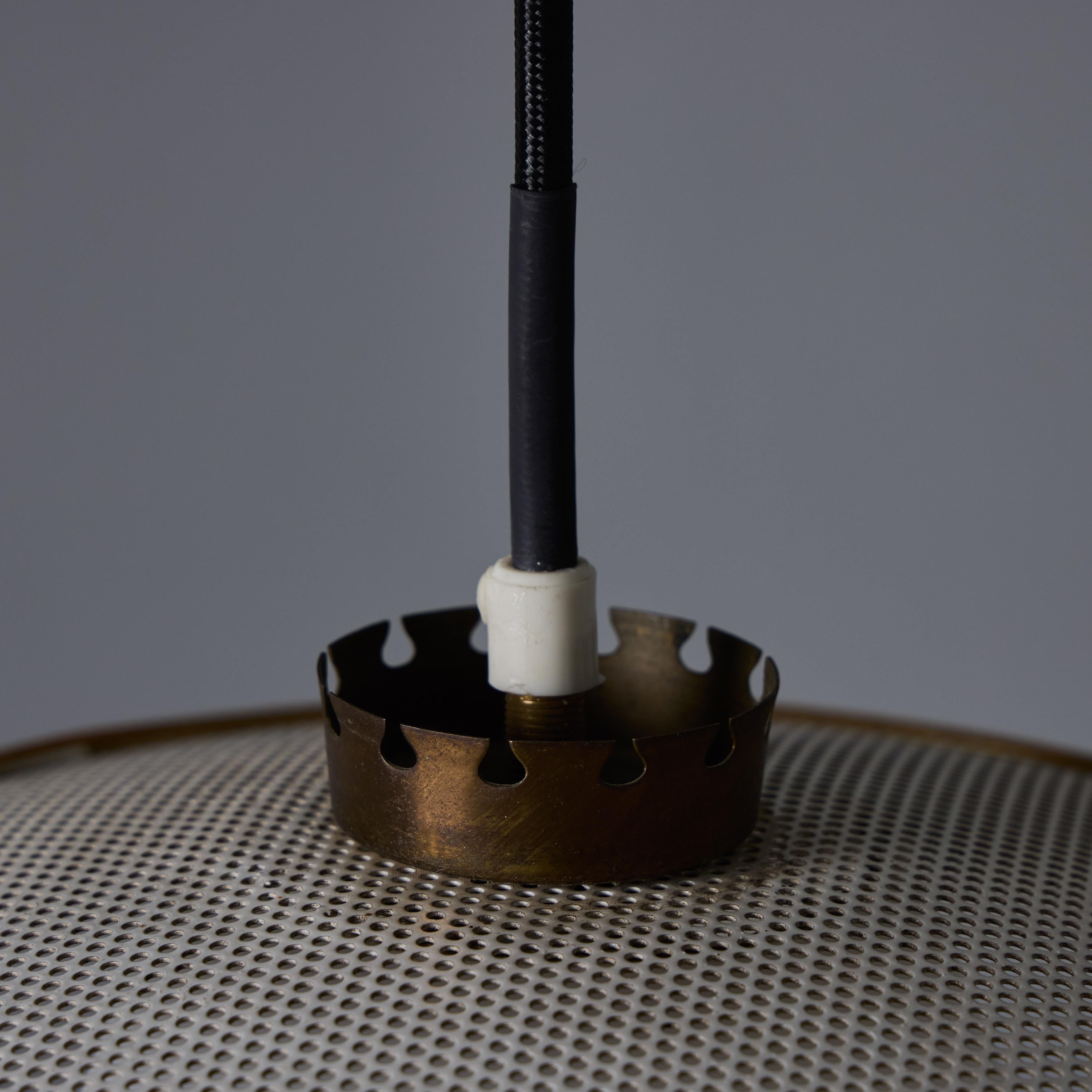 Pendentif en métal perforé et verre opalin des années 1950 Attribué à Mathieu Matégot en vente 6