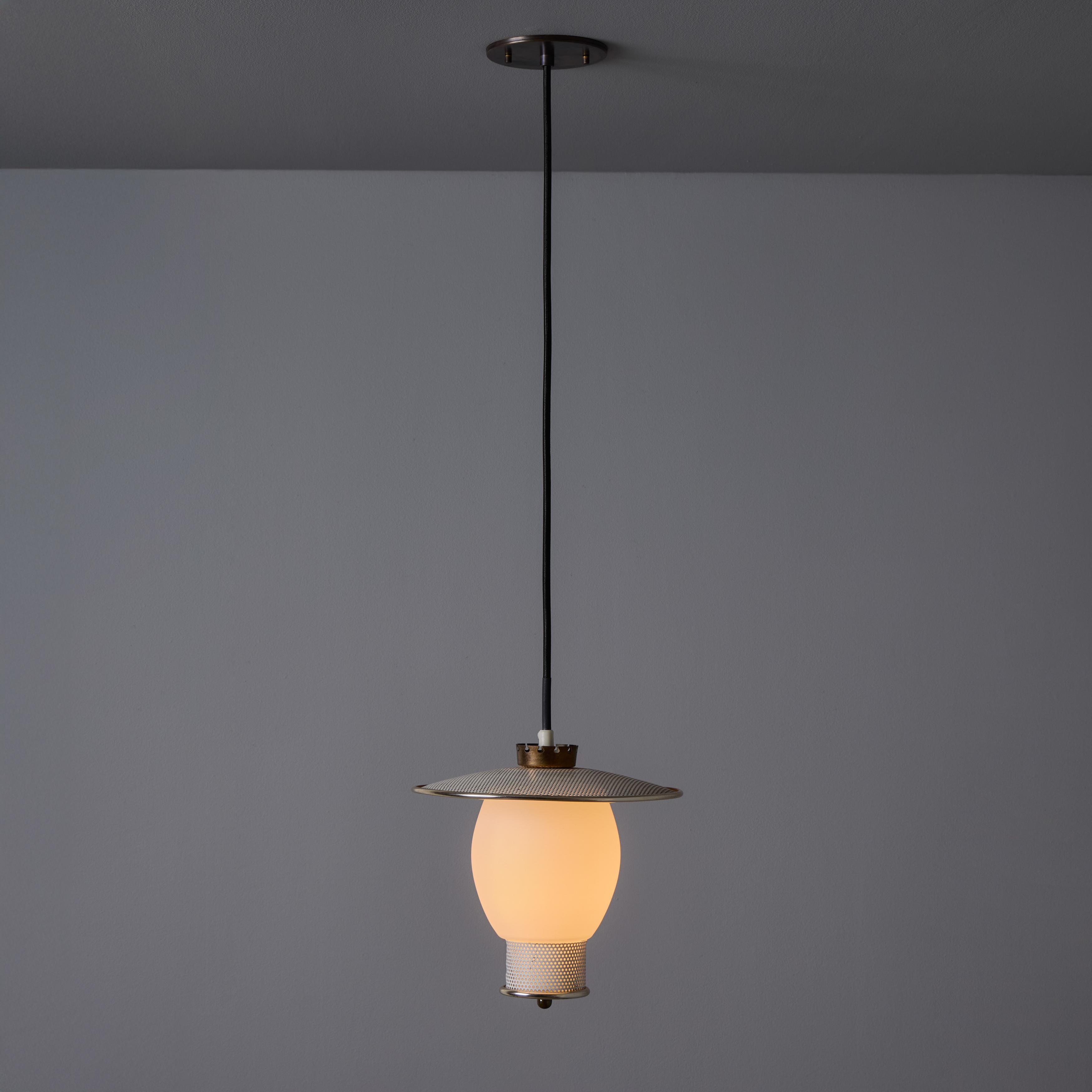 Peint Pendentif en métal perforé et verre opalin des années 1950 Attribué à Mathieu Matégot en vente