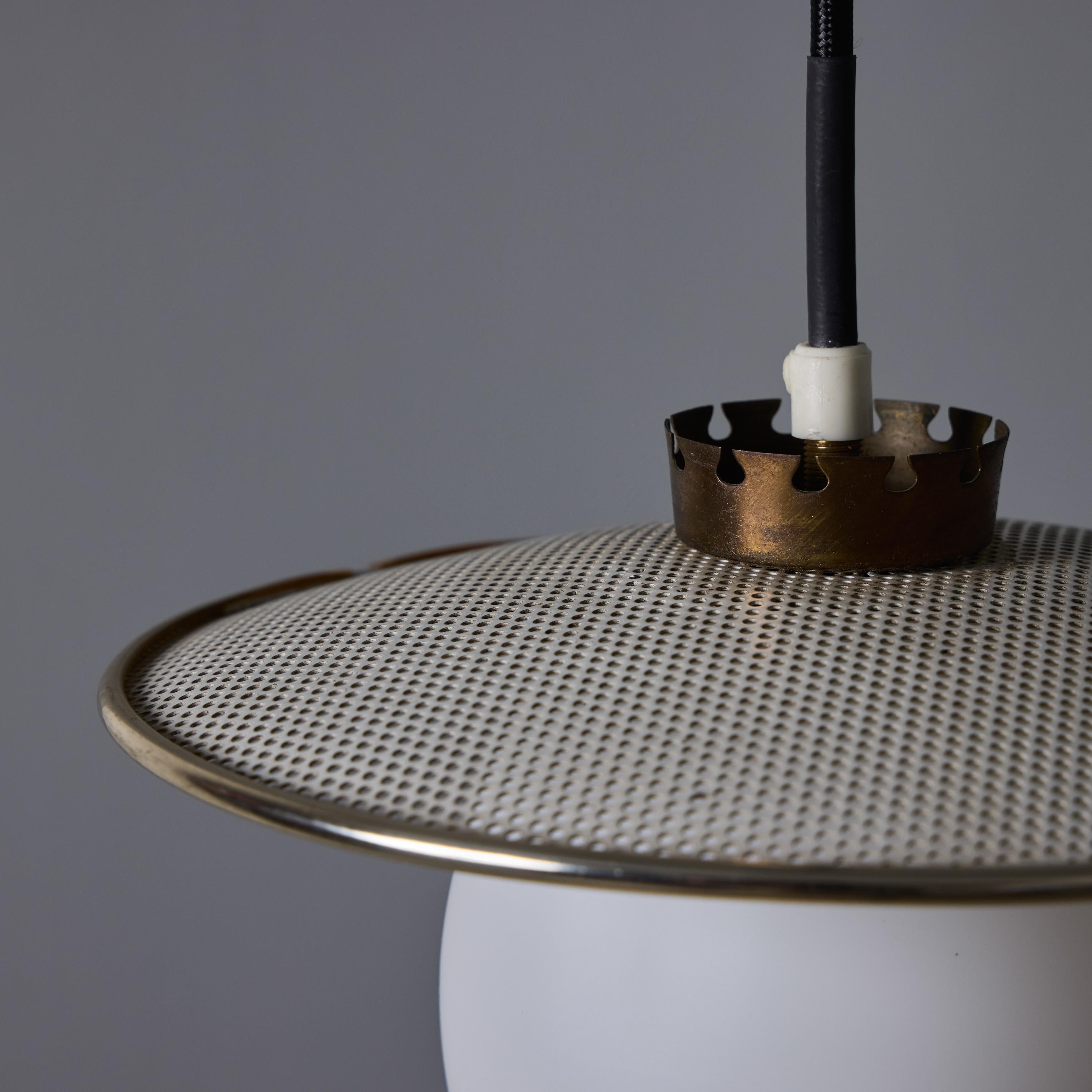 Pendentif en métal perforé et verre opalin des années 1950 Attribué à Mathieu Matégot en vente 3