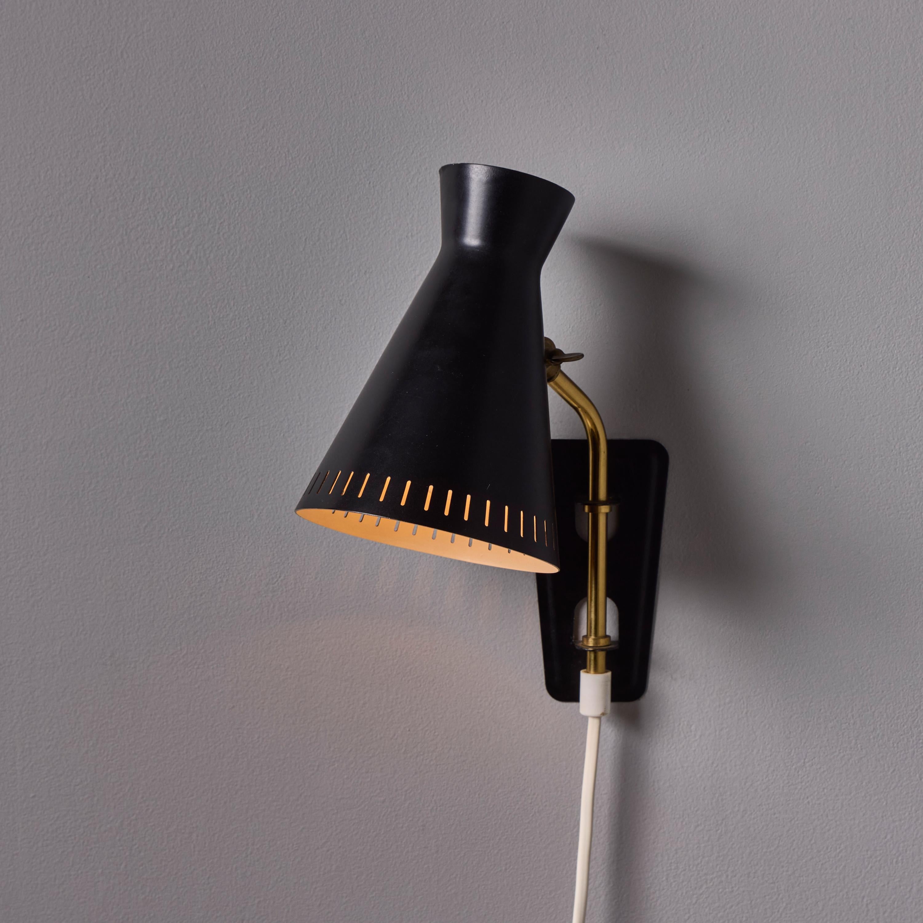 1950s Perforated Metal Diabolo Plug-In Wall Lamp Attributed to Mauri Almari Bon état - En vente à Glendale, CA