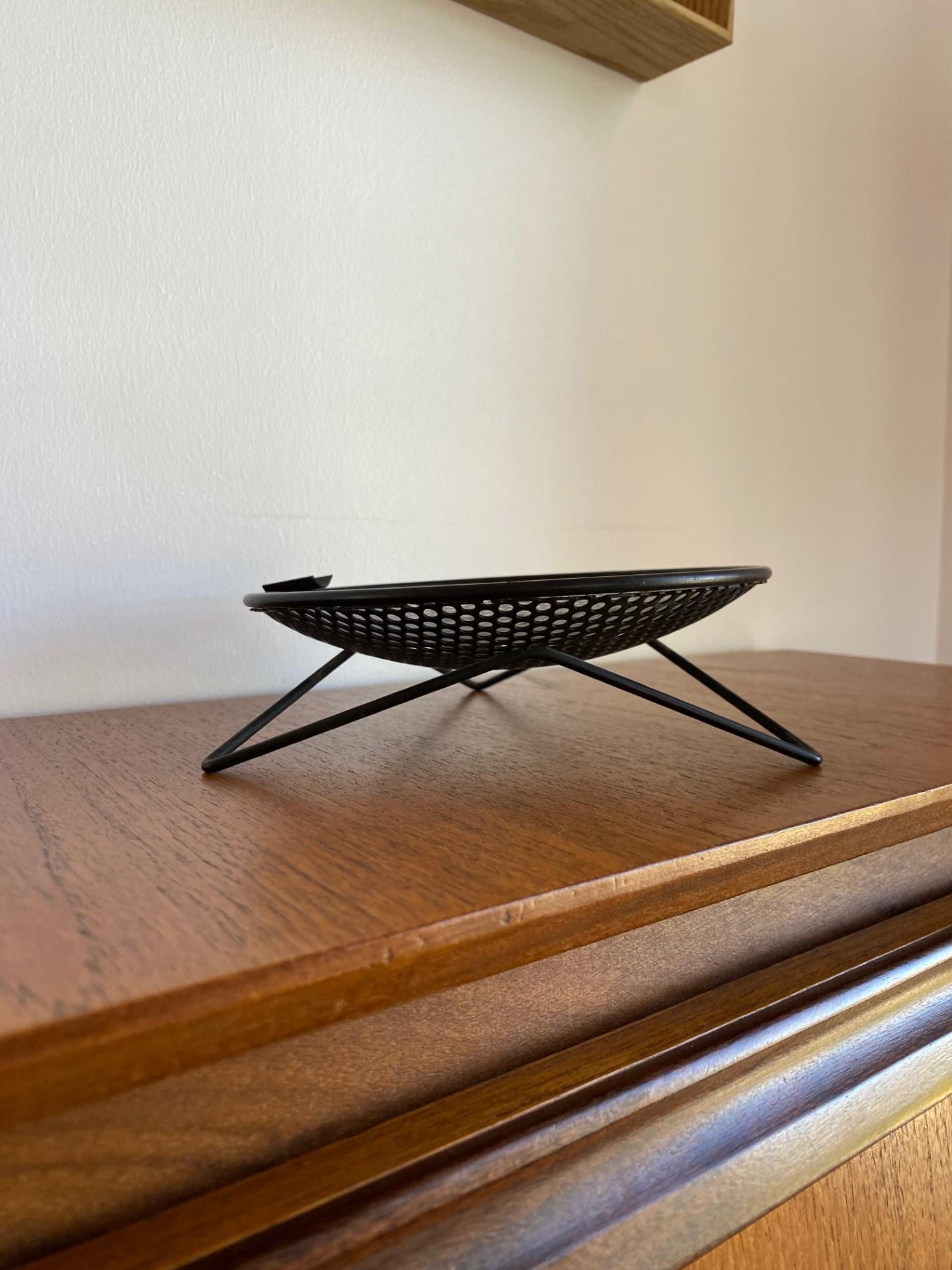 Hand-Crafted 1950s Perforated Metal Mesh Atomic Dish Ashtray Nº S30  Richard Galef Ravenware For Sale