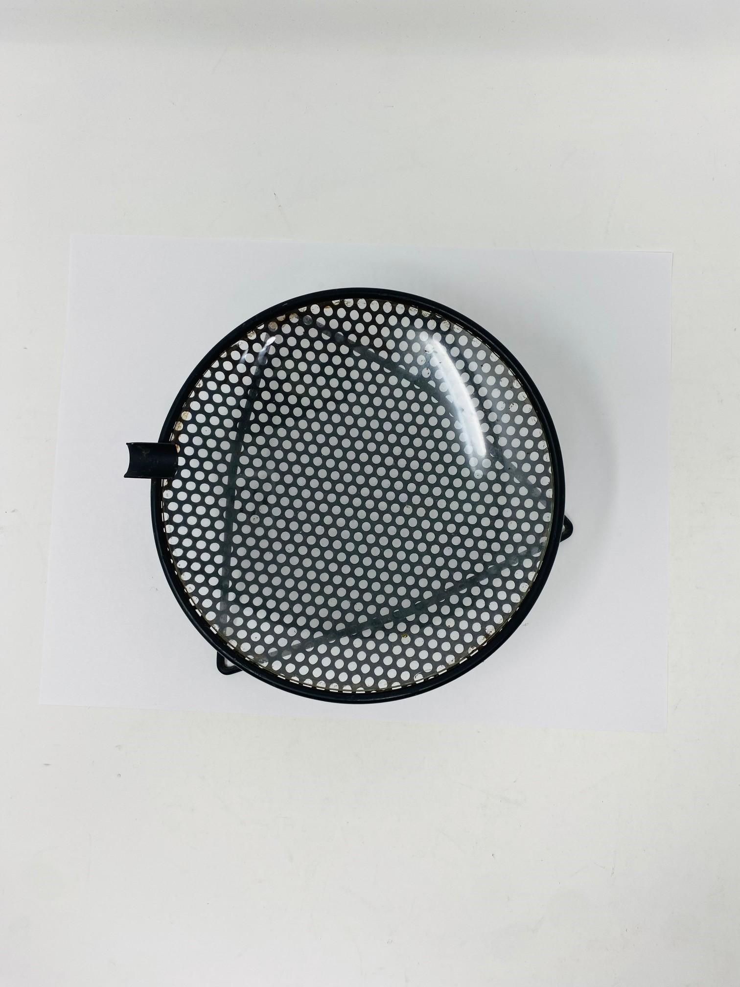 Milieu du XXe siècle Cendrier Atomic Dish en métal perforé des années 1950 Nº S30  Richard Galef Ravenware en vente