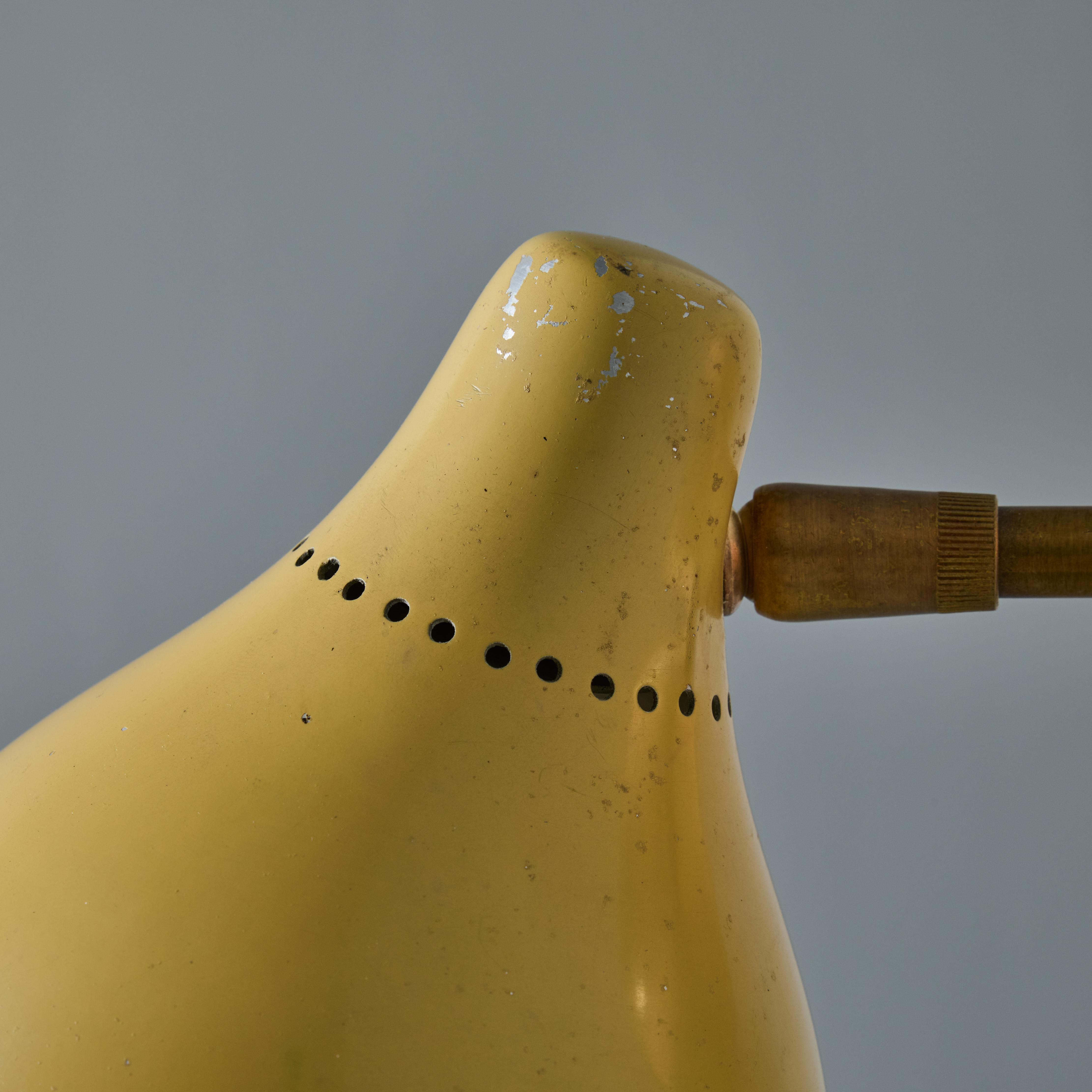 Lampe murale des années 1950 en métal peint perforé et laiton Attribuée à Stilnovo en vente 2