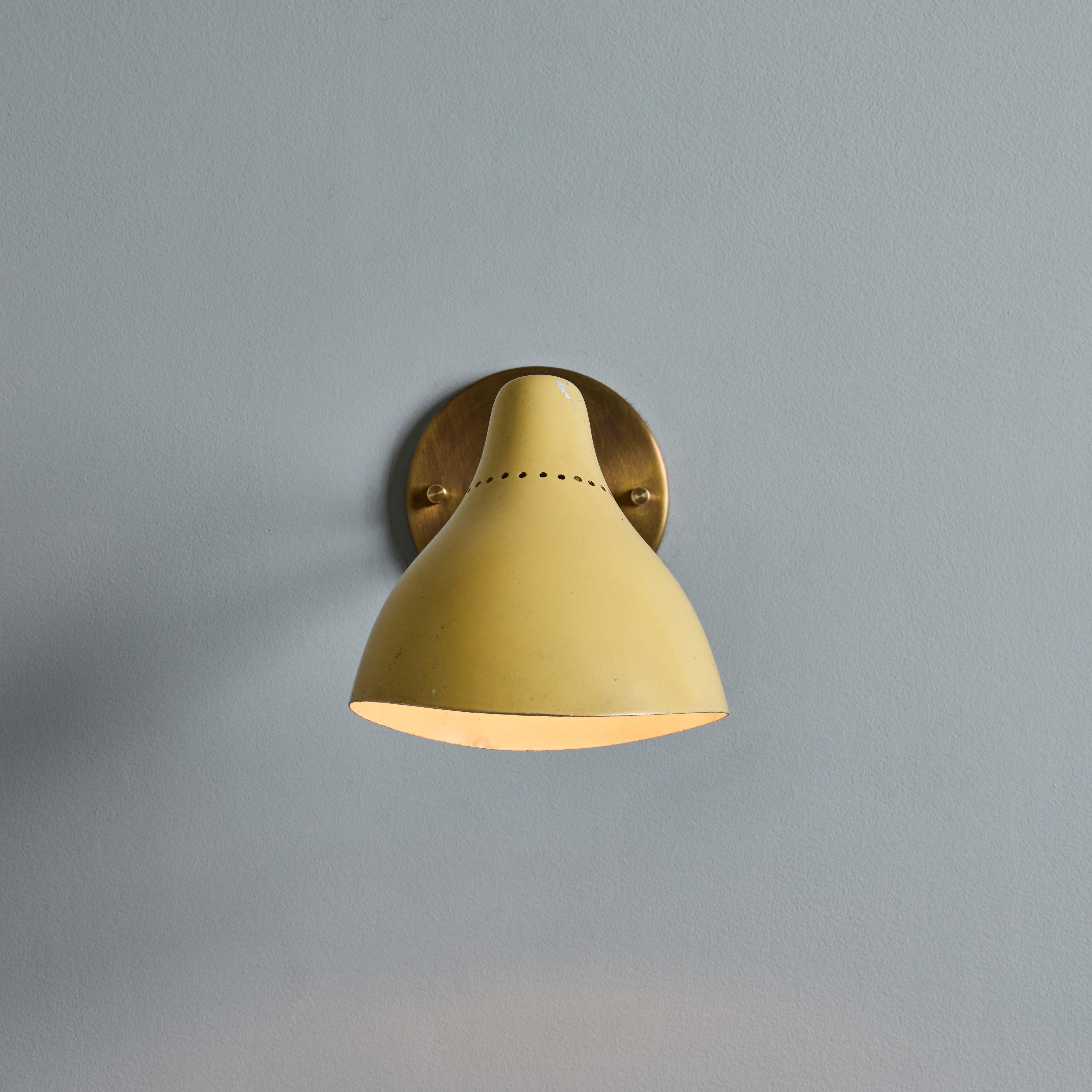 Lampe murale des années 1950 en métal peint perforé et laiton Attribuée à Stilnovo en vente 7