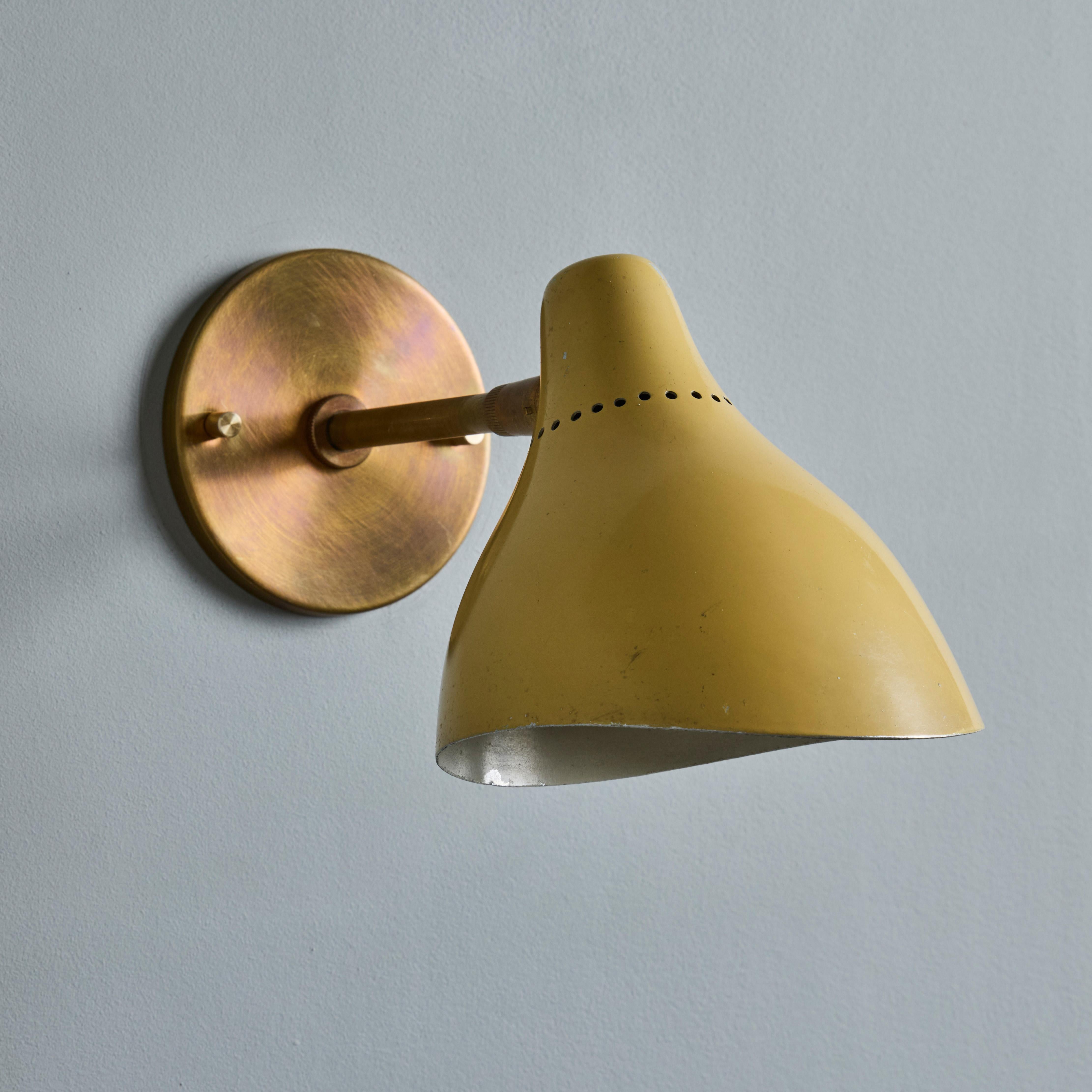 Lampe murale des années 1950 en métal peint perforé et laiton Attribuée à Stilnovo en vente 9