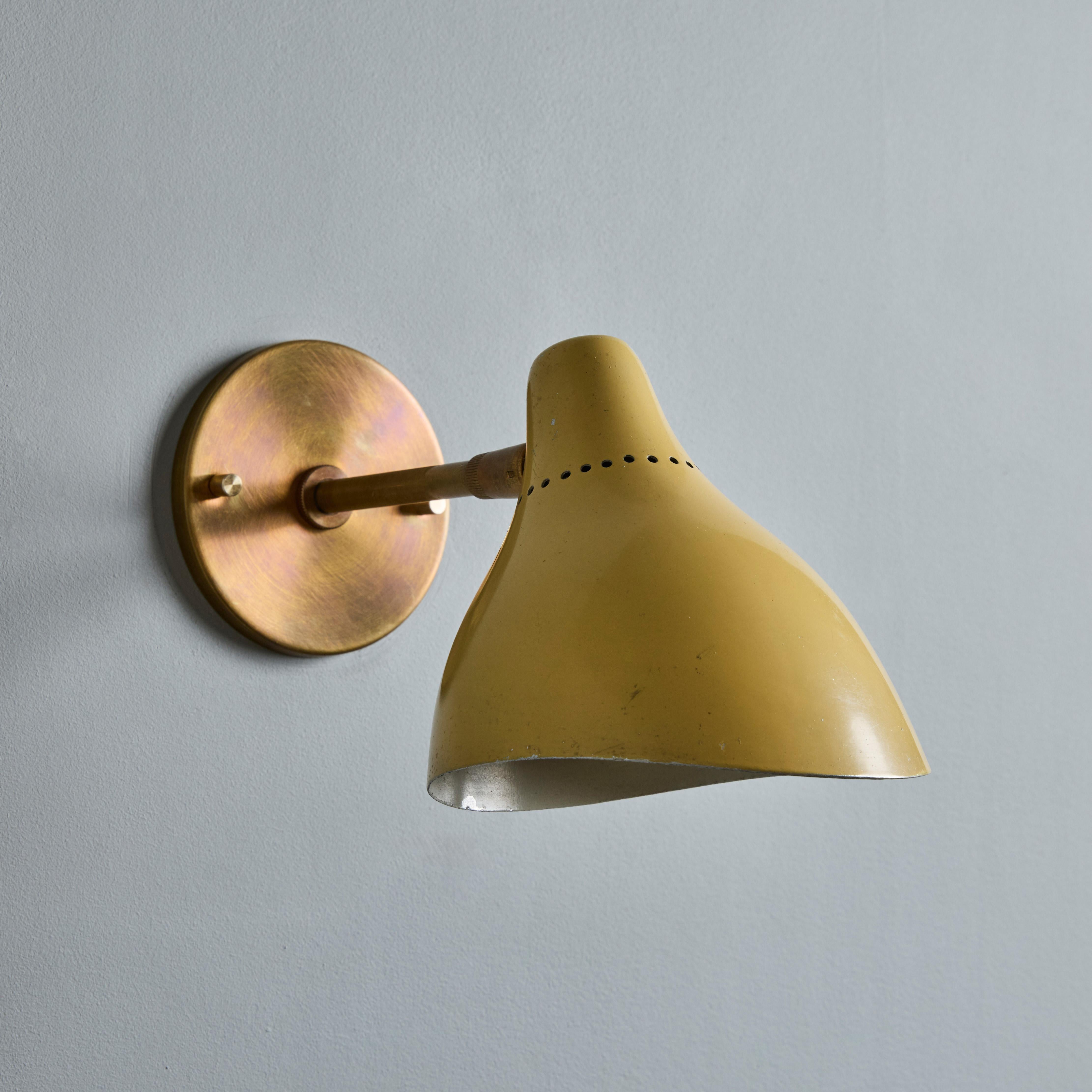 Lampe murale des années 1950 en métal peint perforé et laiton Attribuée à Stilnovo en vente 11