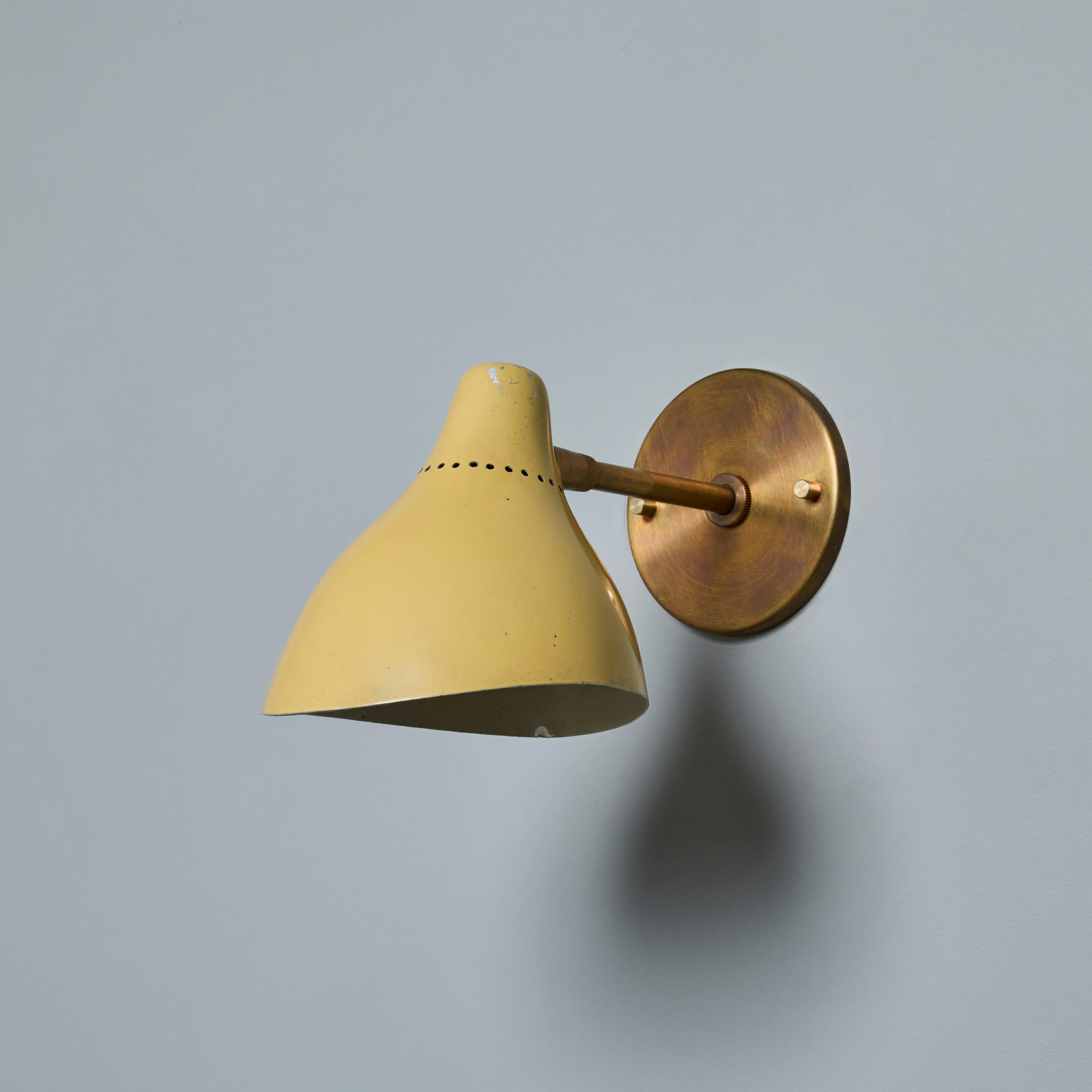 Mid-Century Modern Lampe murale des années 1950 en métal peint perforé et laiton Attribuée à Stilnovo en vente