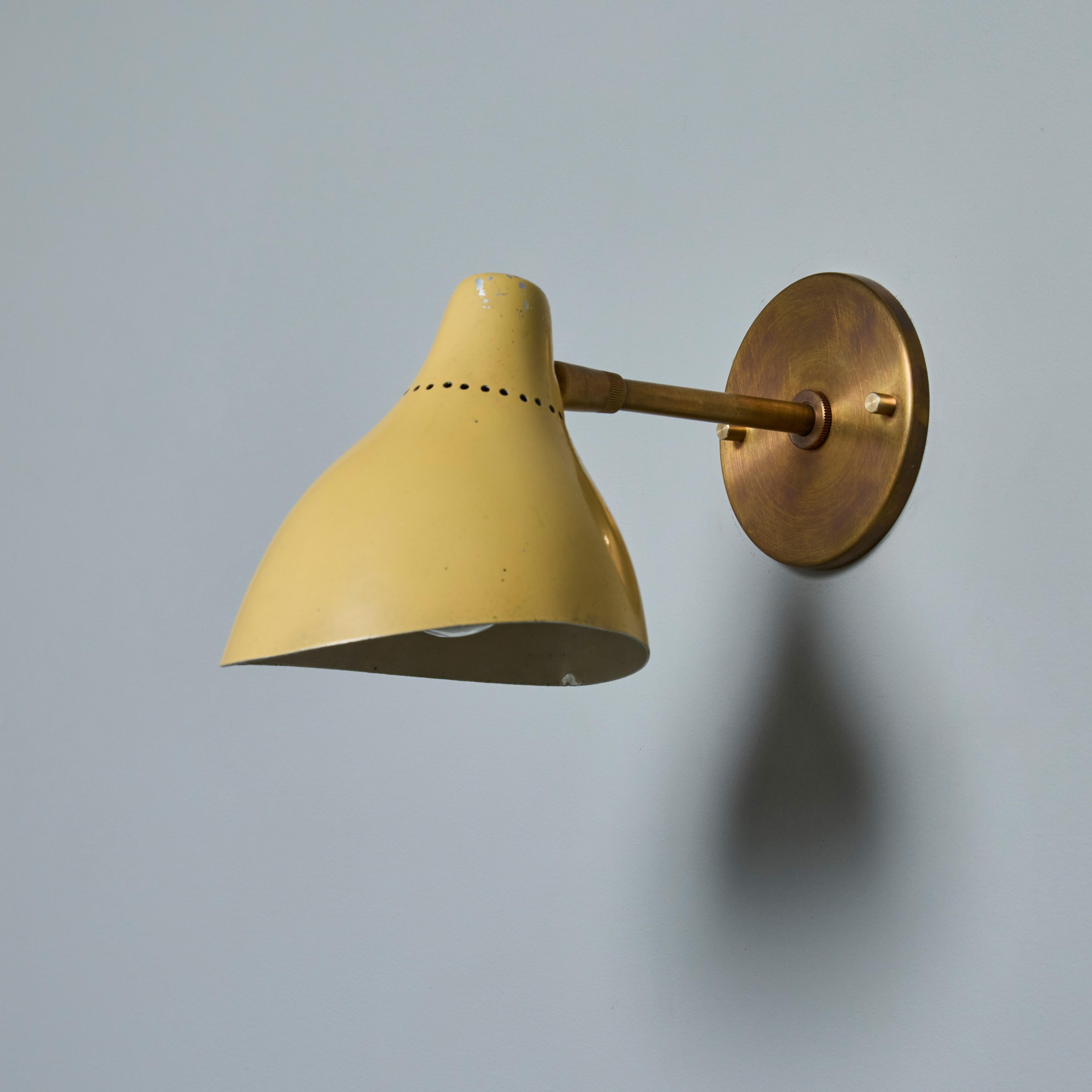 italien Lampe murale des années 1950 en métal peint perforé et laiton Attribuée à Stilnovo en vente