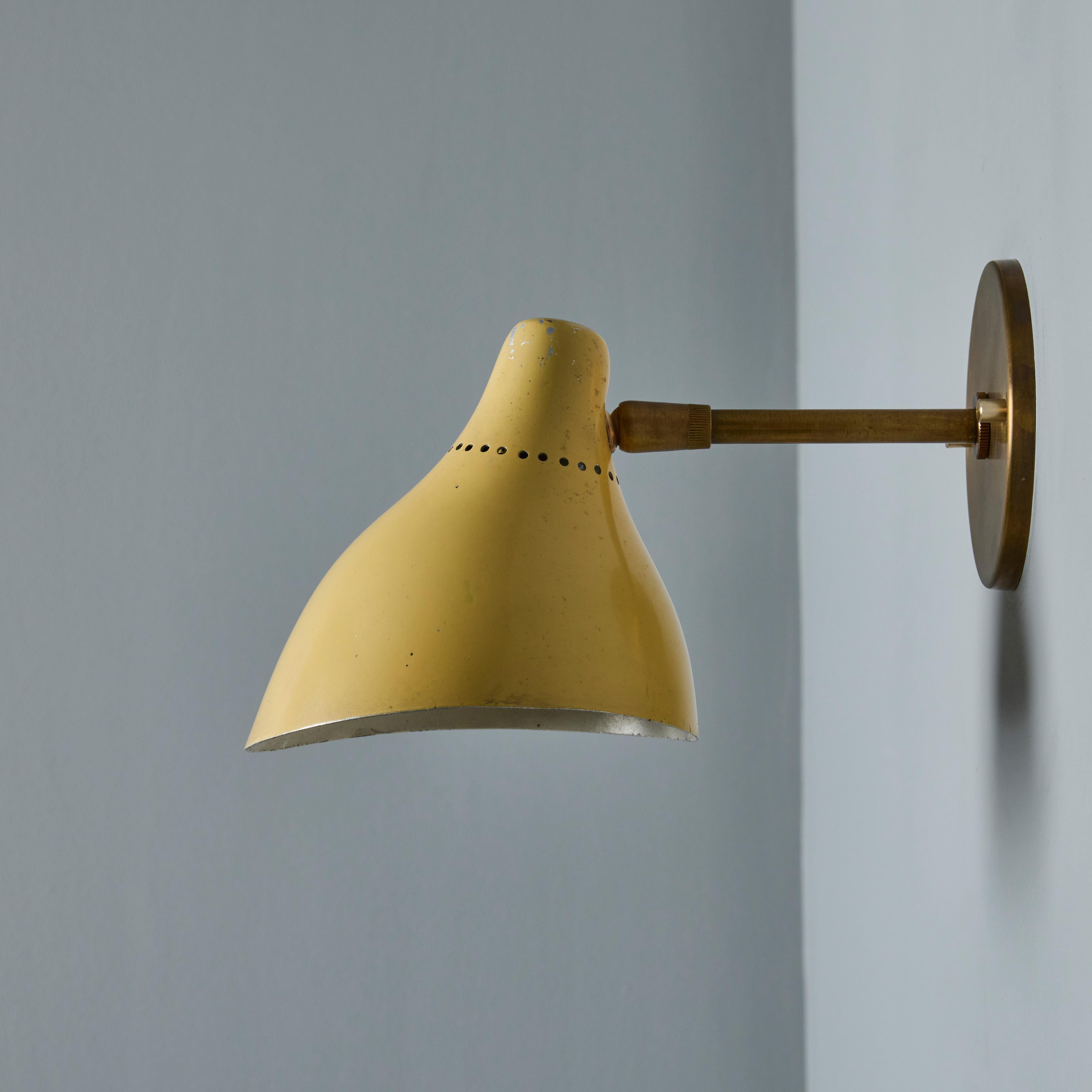 Peint Lampe murale des années 1950 en métal peint perforé et laiton Attribuée à Stilnovo en vente