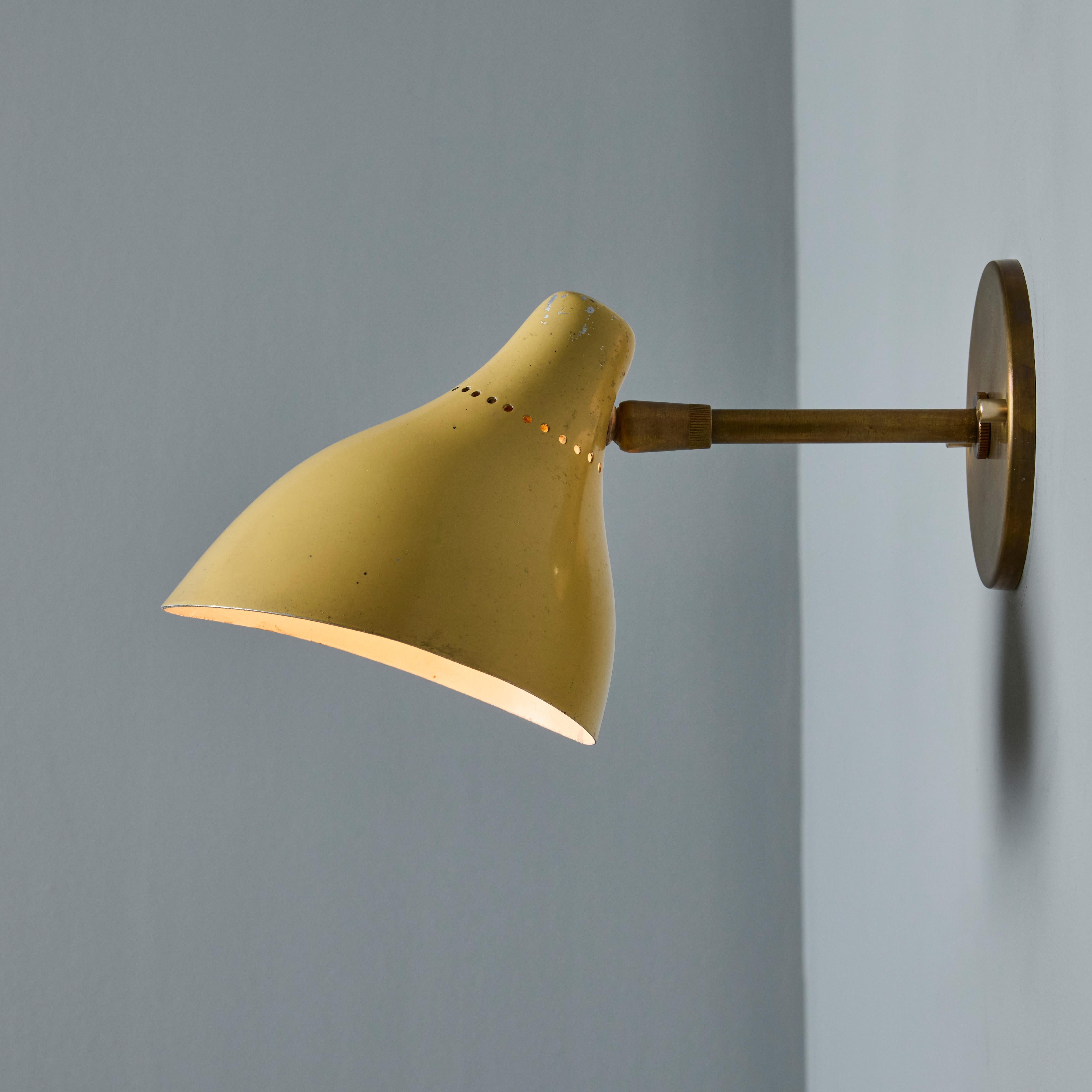 Lampe murale des années 1950 en métal peint perforé et laiton Attribuée à Stilnovo Bon état - En vente à Glendale, CA