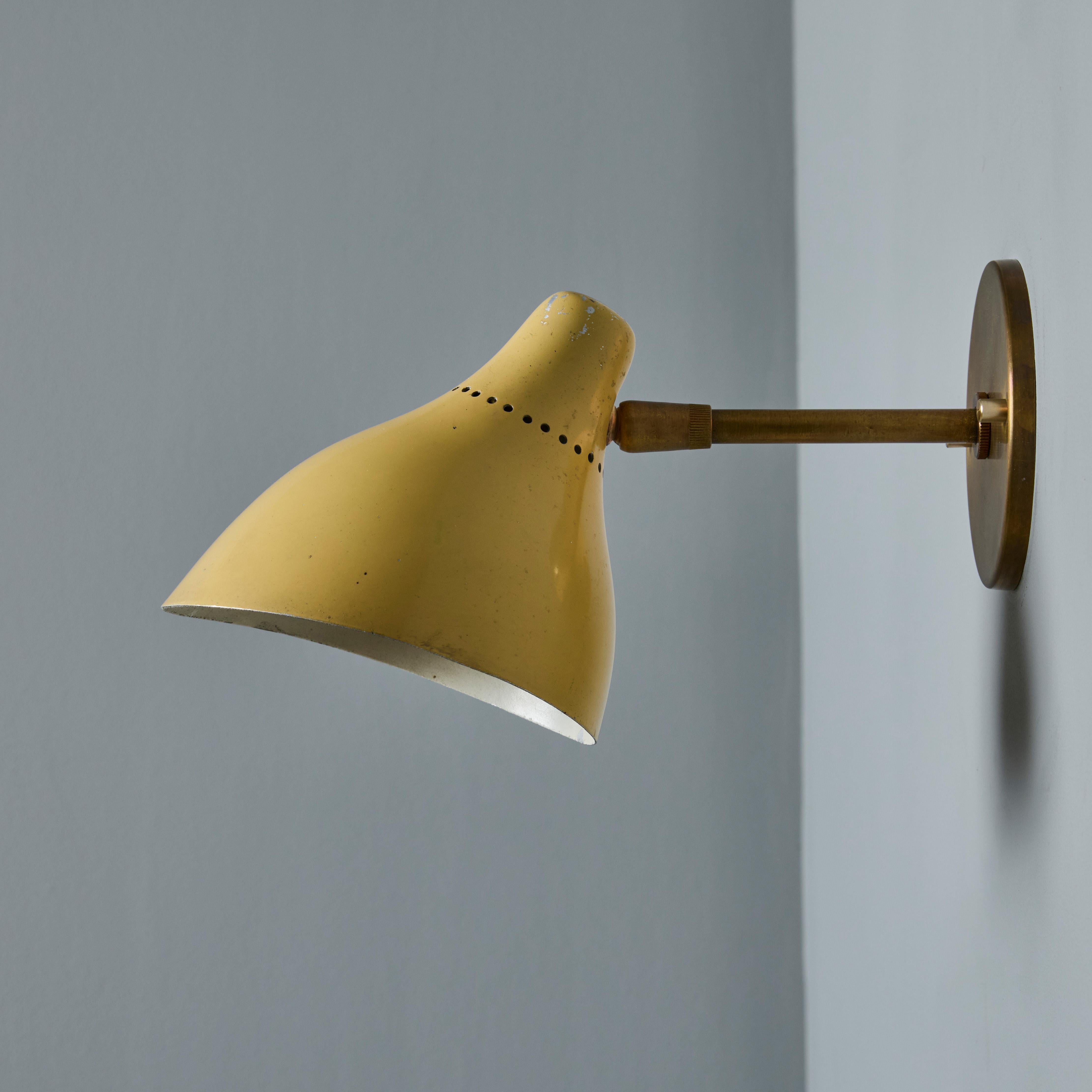 Milieu du XXe siècle Lampe murale des années 1950 en métal peint perforé et laiton Attribuée à Stilnovo en vente